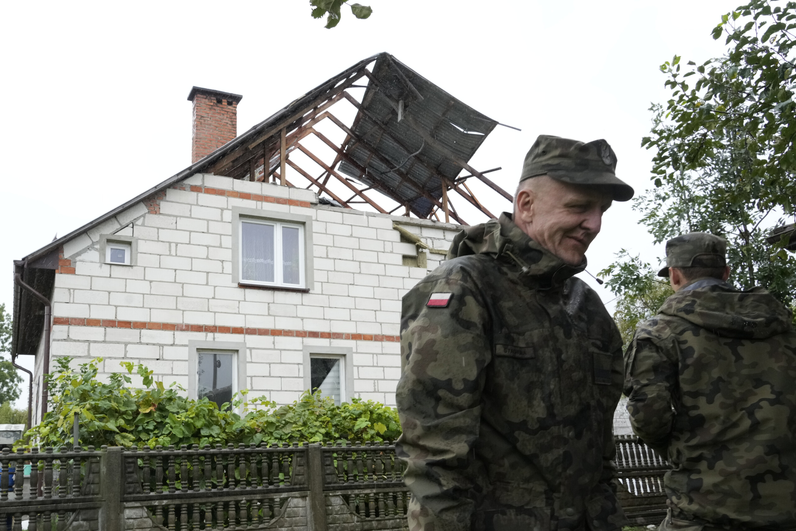 poland warsaw deploys 40000 soldiers on the border with belarus and russia scaled