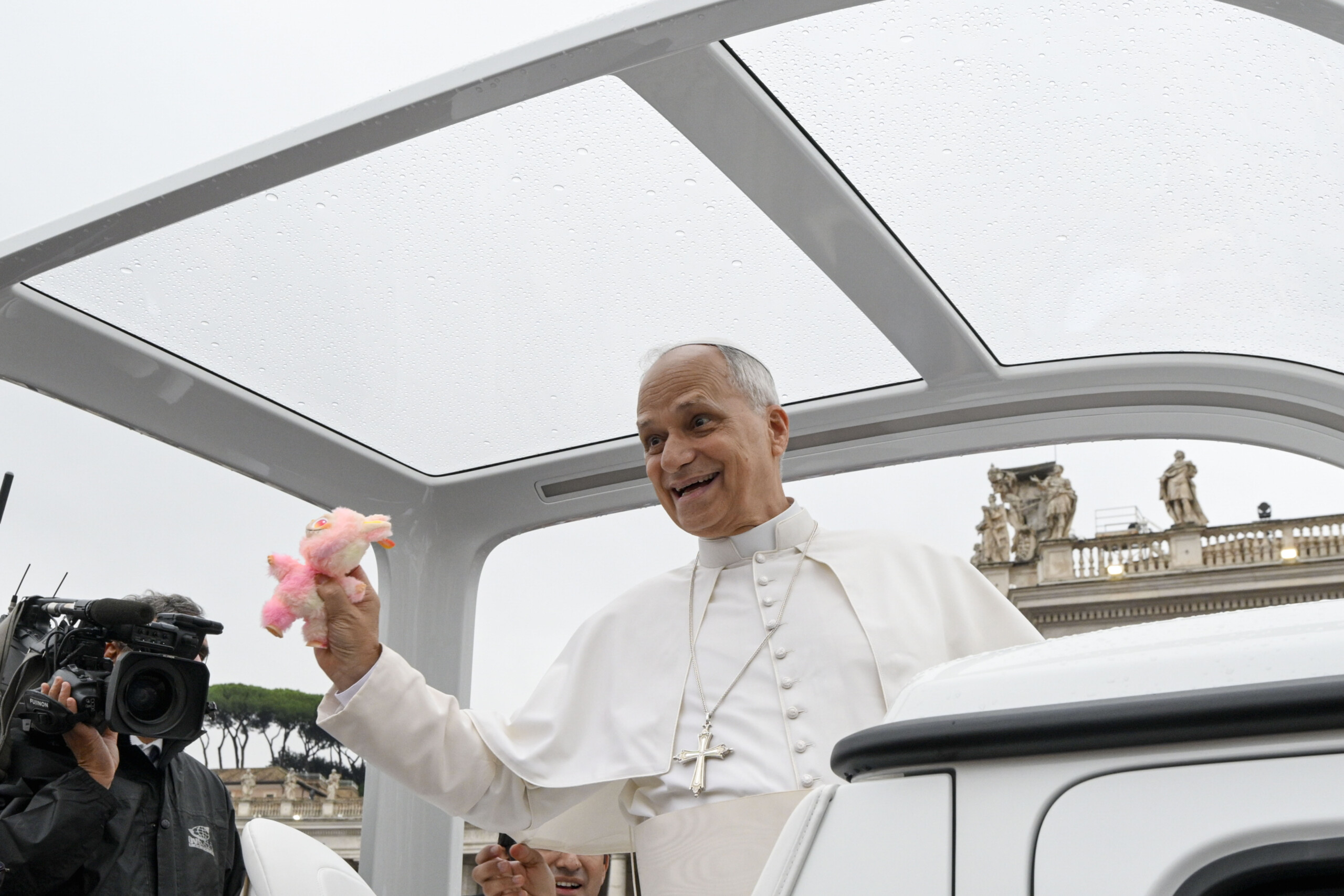 pope a world of peace best wishes from the children of bambin gesu for leo xiv scaled