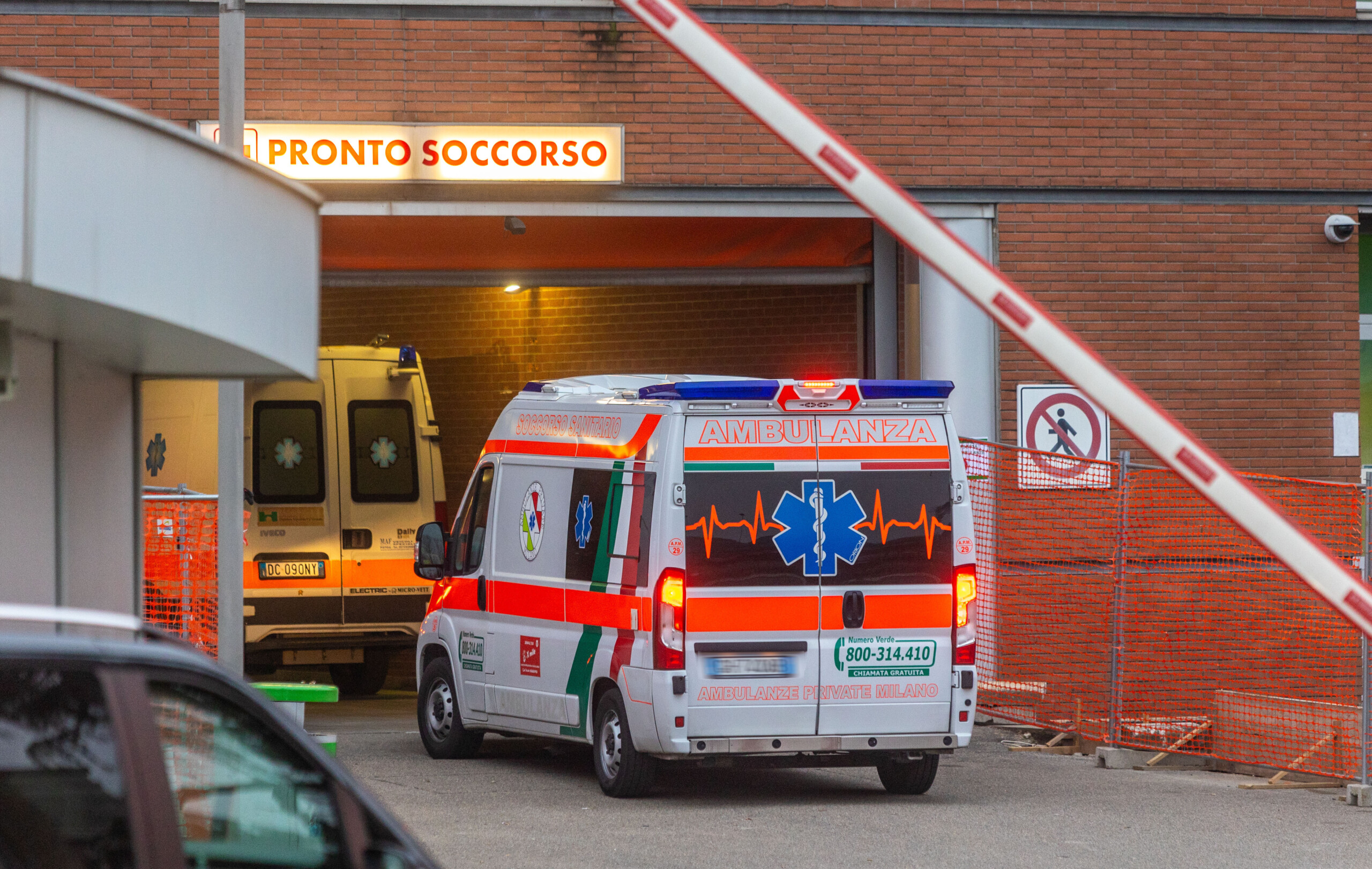 milan man jumps from balcony kills 83 year old 70 year old injured scaled