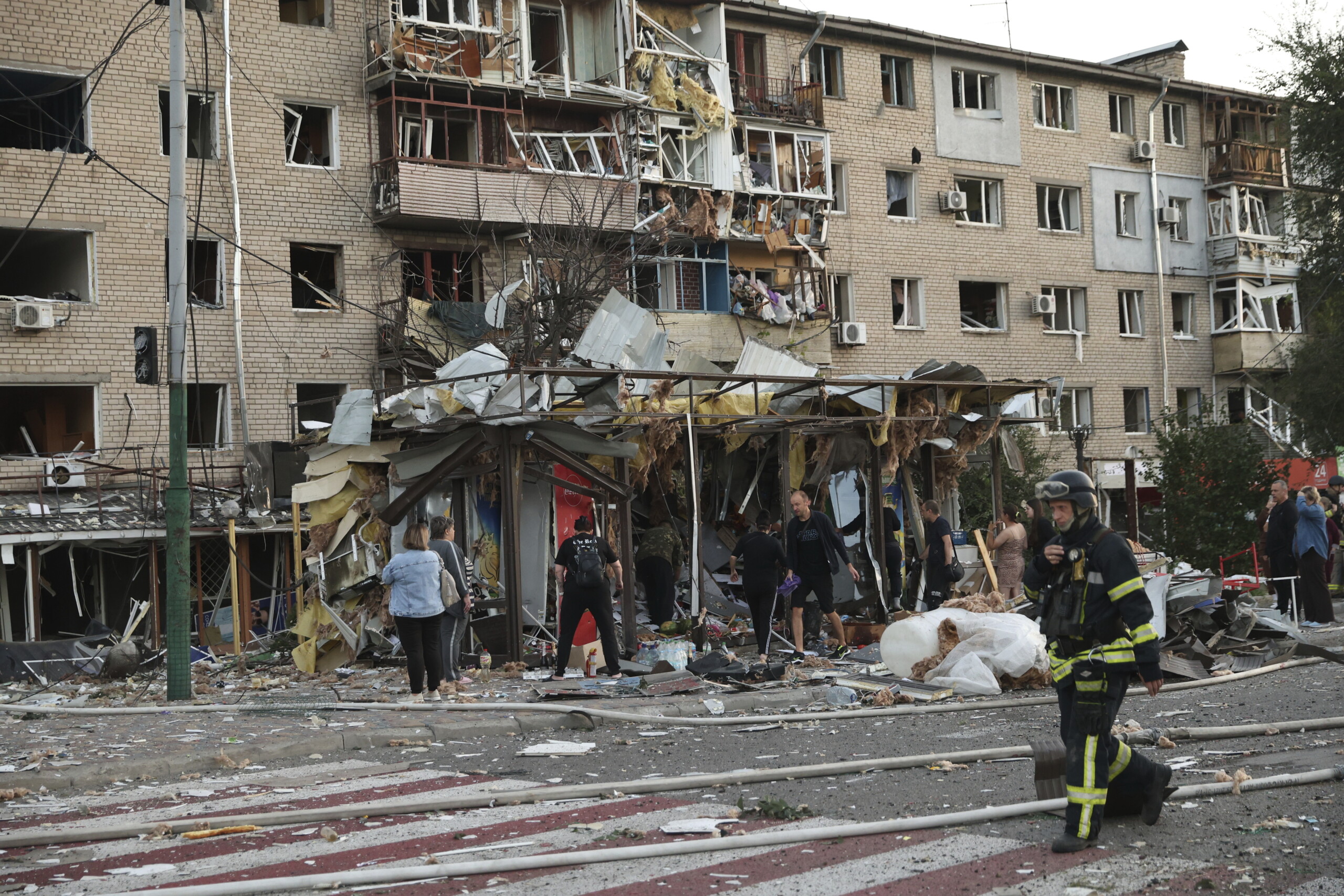 ukraine russian attack overnight in zaporizhzhia sumy and kyiv at least two dead scaled