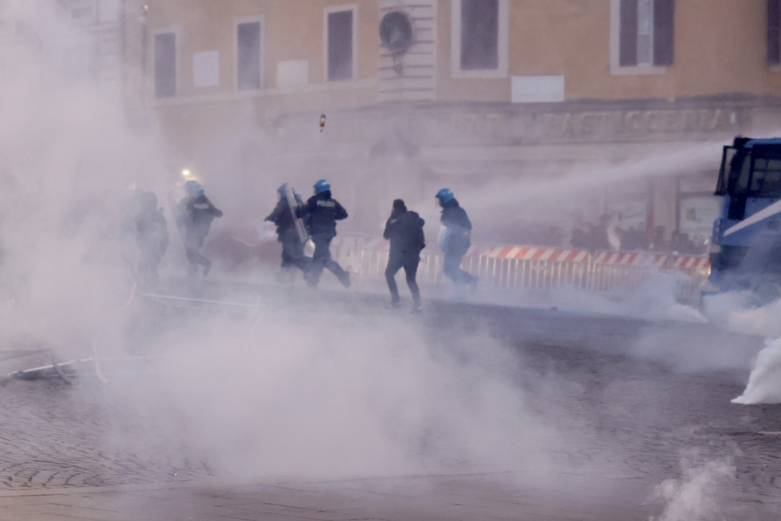 rome protest clashes between police and demonstrators at santa maria maggiore police charge on via merulana scaled