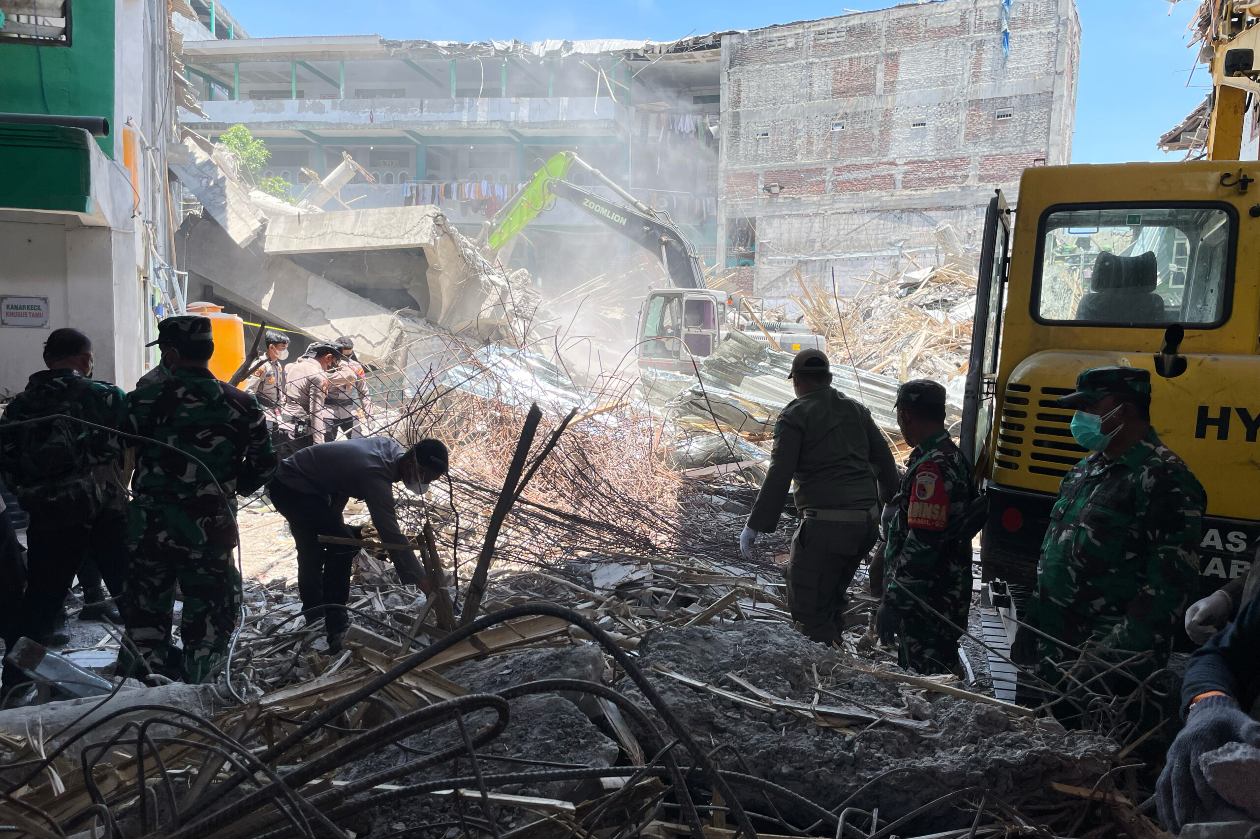 indonesia death toll from school collapse rises to 37 scaled