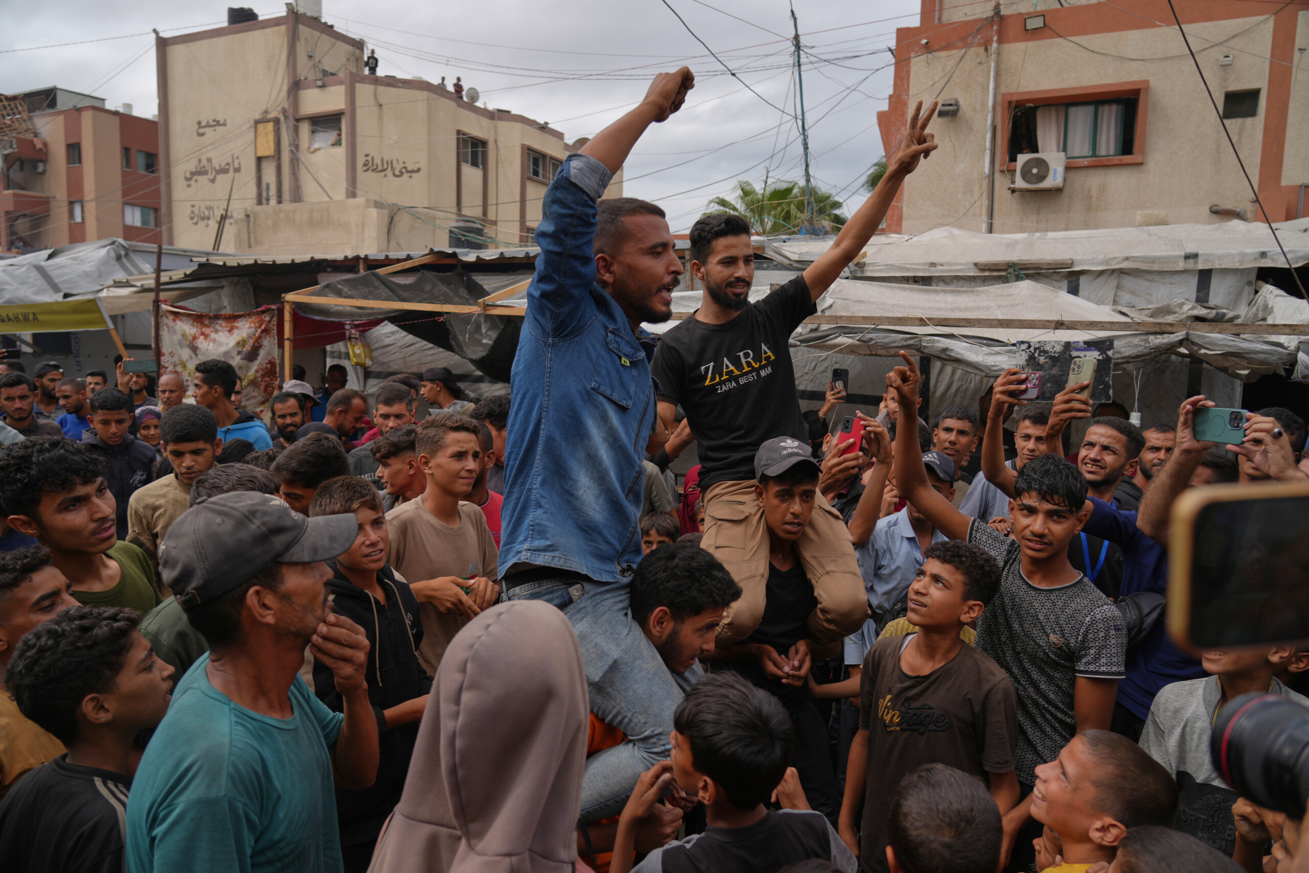 gaza media reports that residents in eastern khan younis are beginning to return scaled