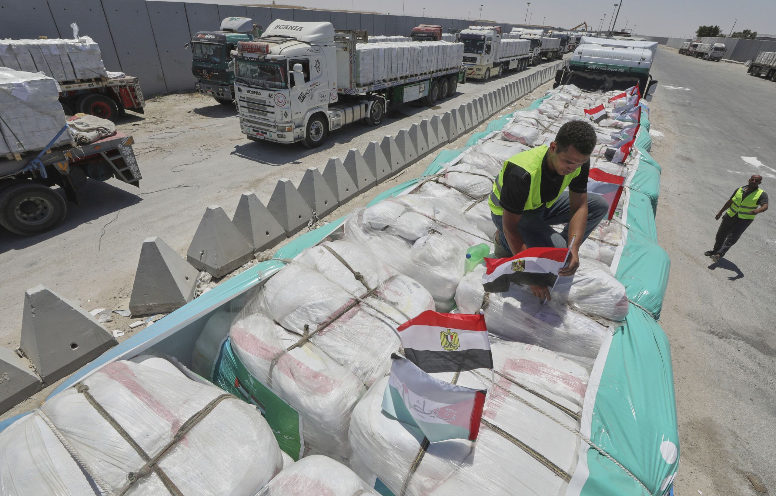 gaza humanitarian aid trucks pass through the crossings scaled