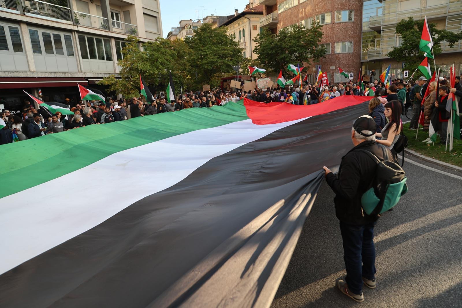 italy israel thousands march in support of palestine in udine