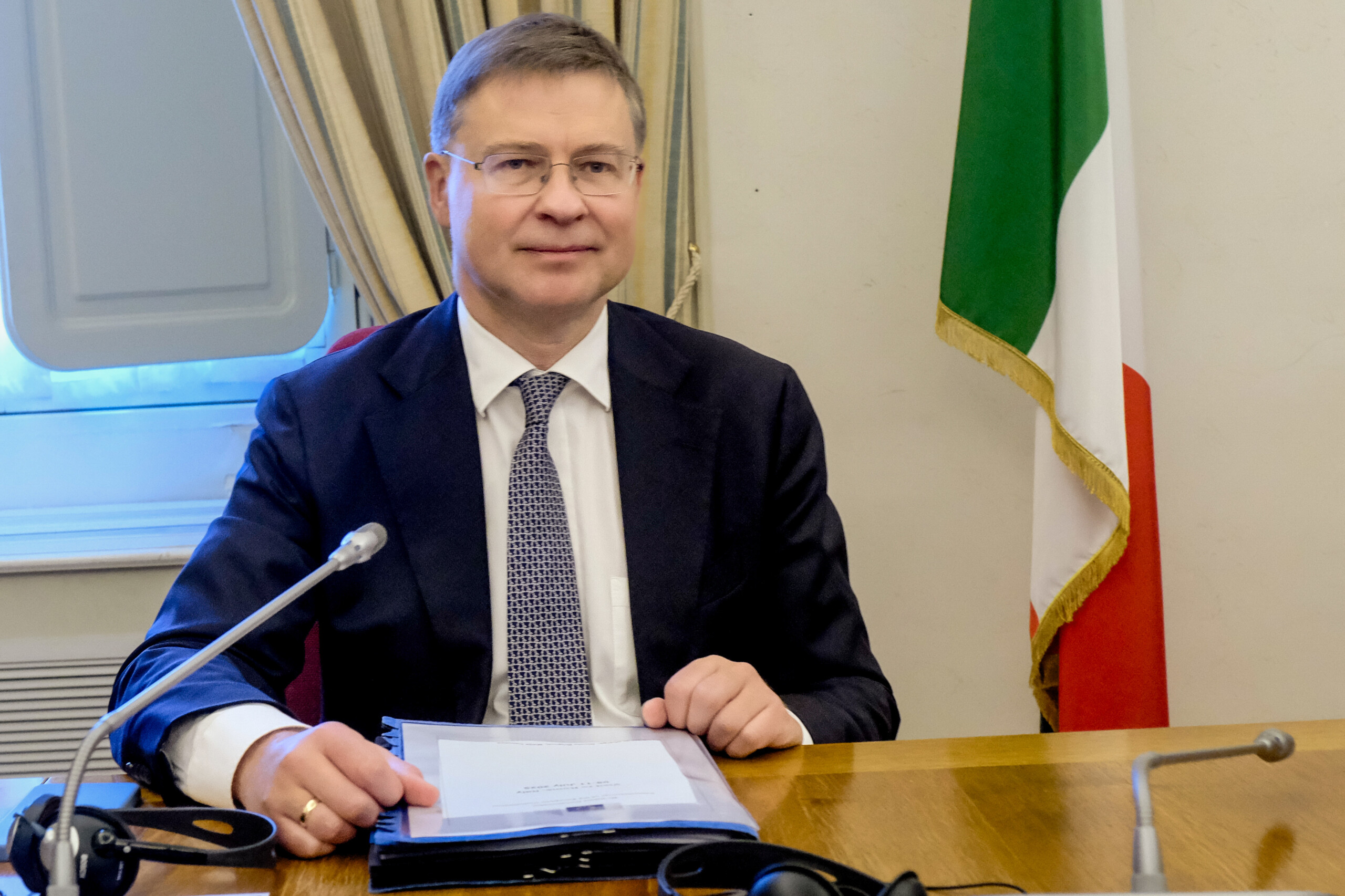 ukraine dombrovskis us supports aid to kyiv scaled