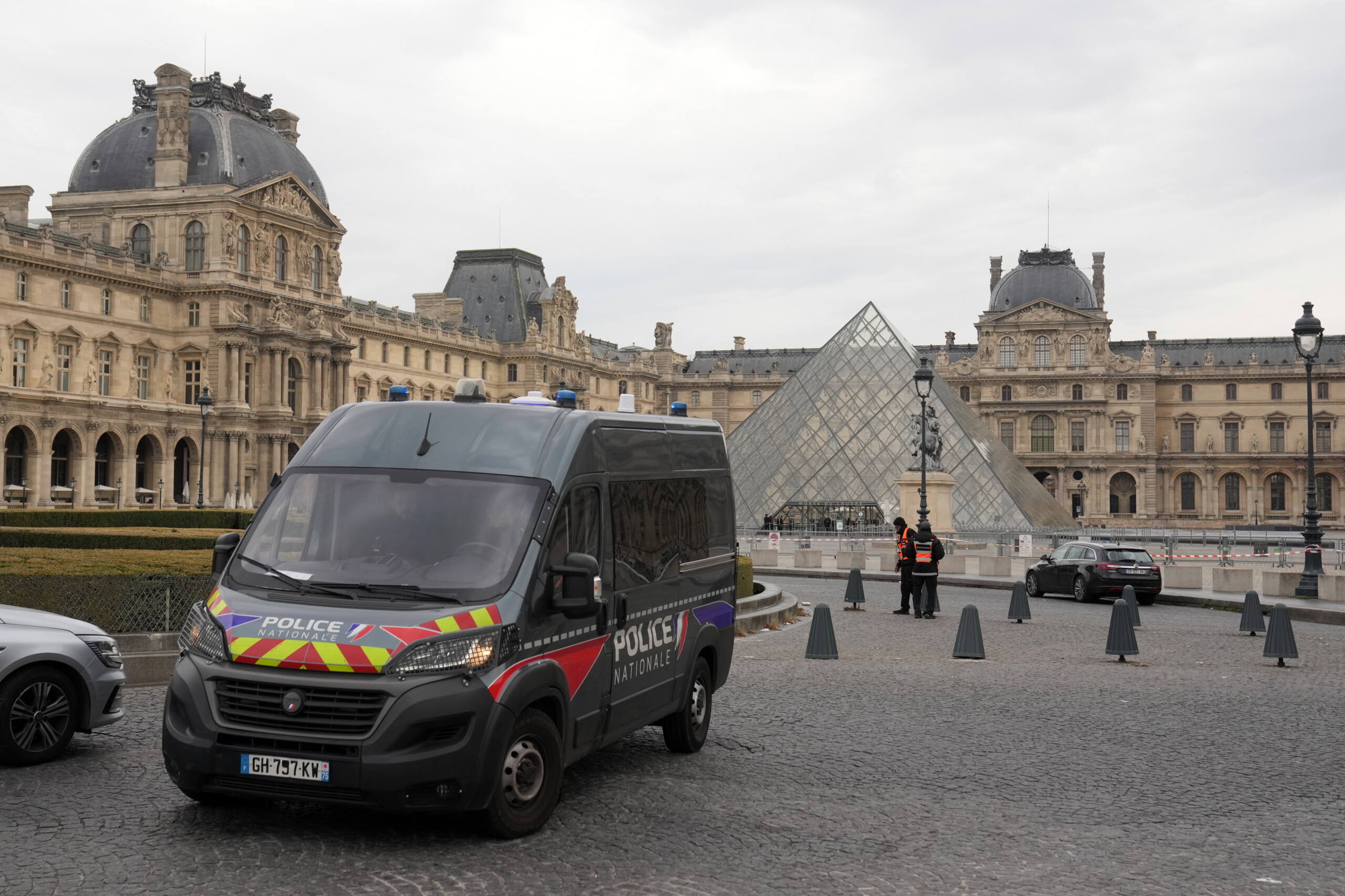 france louvre museum reopens after theft but some parts remain inaccessible scaled