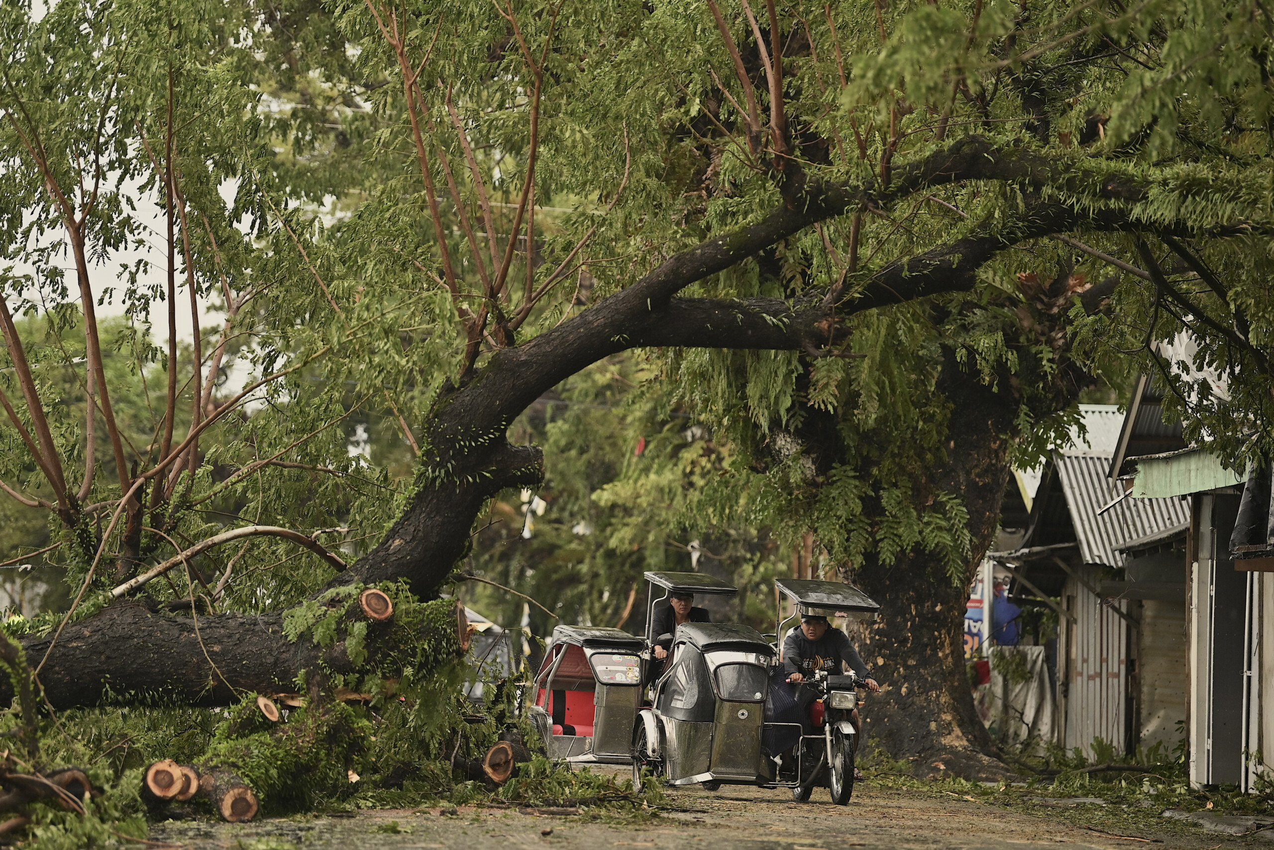 philippines 7 dead and 22000 evacuated due to tropical storm fengshen scaled