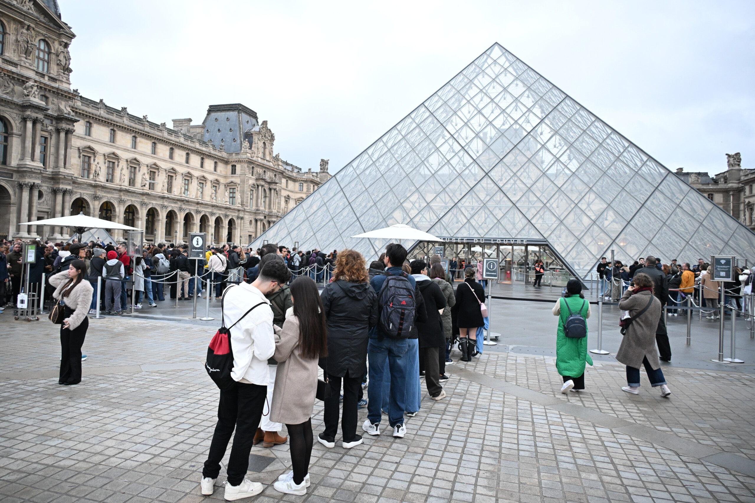 paris the louvre reopens three days after the theft scaled