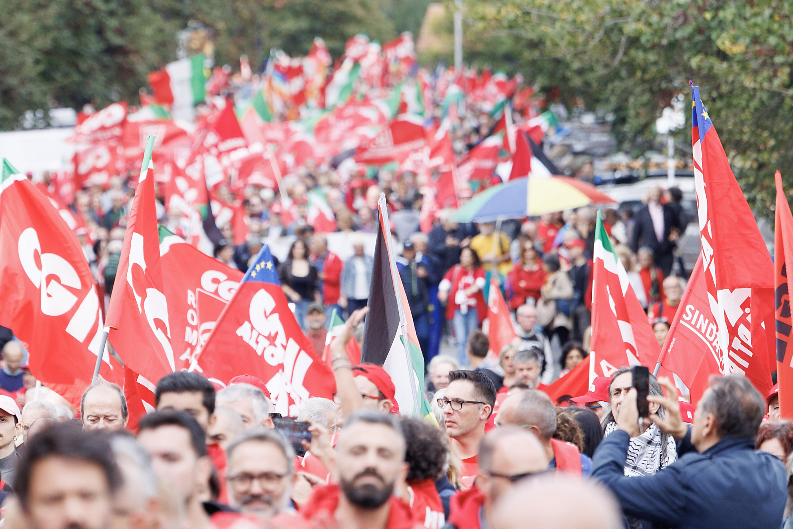 CGIL: trade union, over 200,000 people take to the streets today in Rome 1 cgil trade union over 200000 people take to the streets today in rome scaled