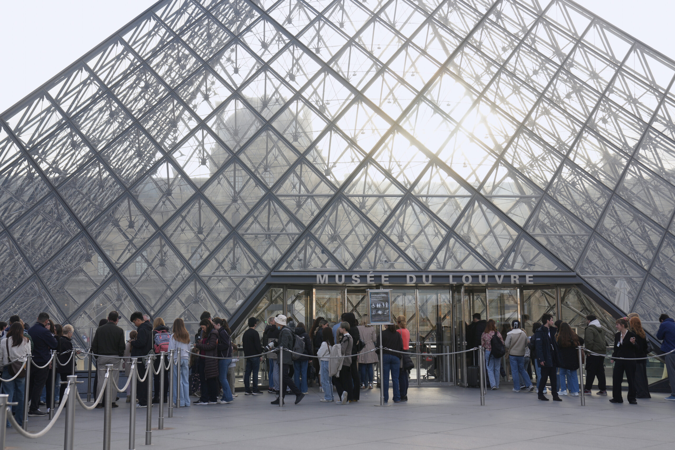 France, Louvre Robbery: Two Suspects Arrested 1 france louvre robbery two suspects arrested scaled