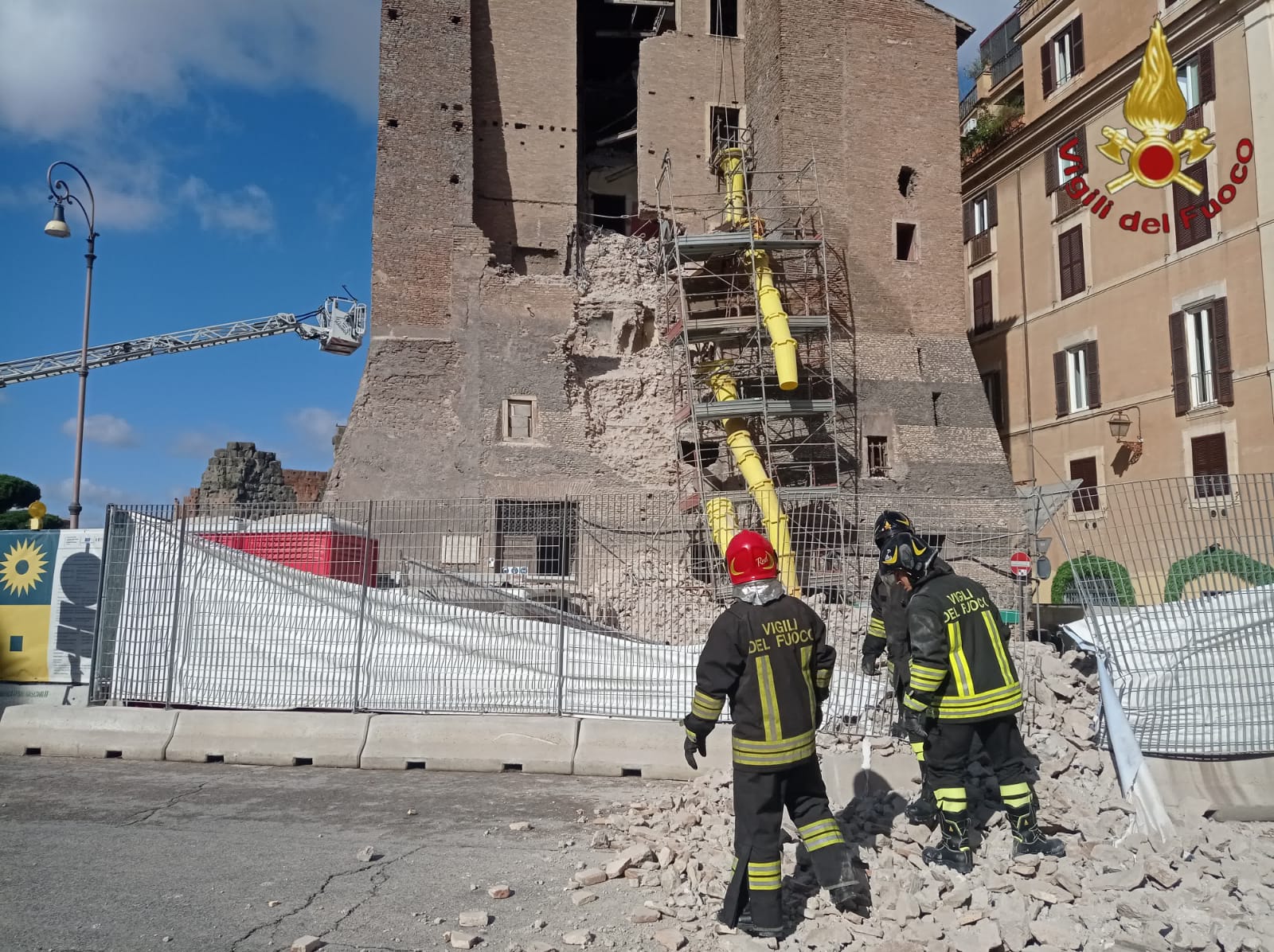 Rome, double collapse of the Torre dei Conti at the Imperial Forums: worker still trapped under rubble 1 rome double collapse of the torre dei conti at the imperial forums worker still trapped under rubble