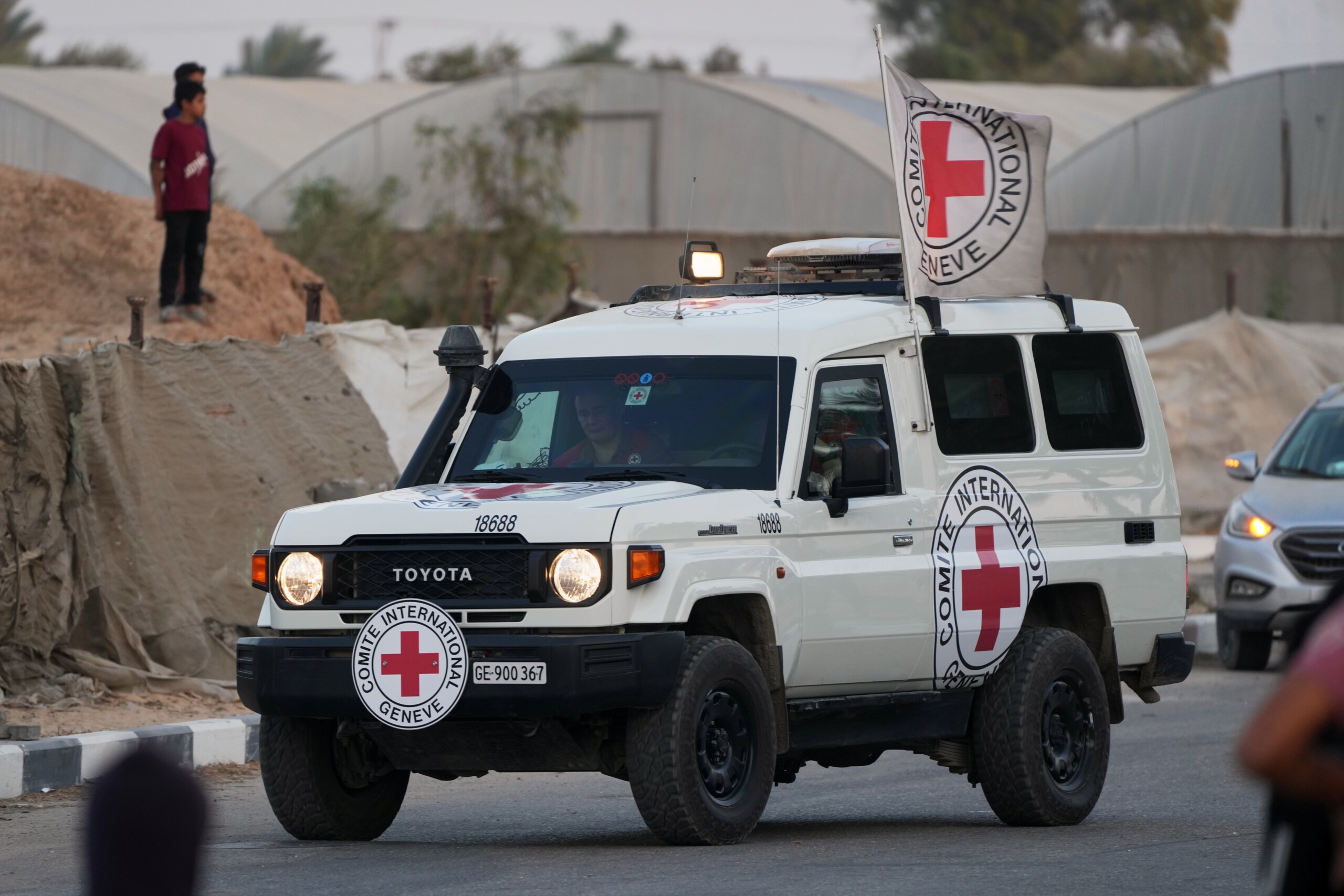 gaza idf hamas handed over hostages body to the red cross scaled