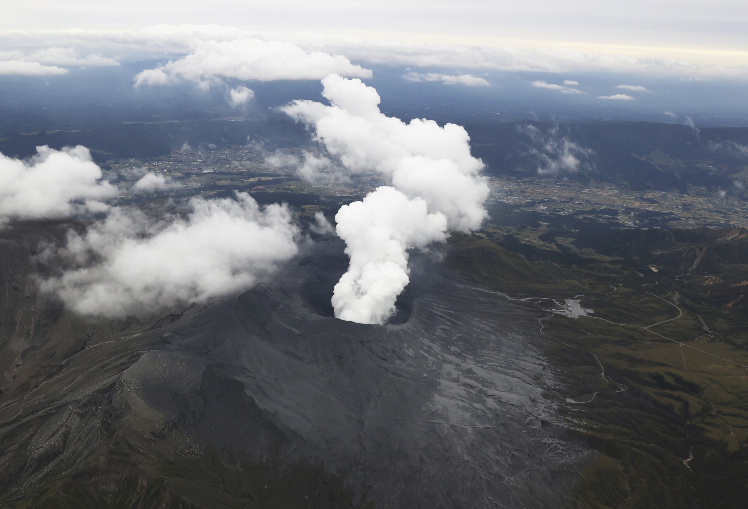 Japan: Sakurajima volcano erupts, sending a column of smoke more than 4 km high into the air 1 japan sakurajima volcano erupts sending a column of smoke more than 4 km high into the air scaled