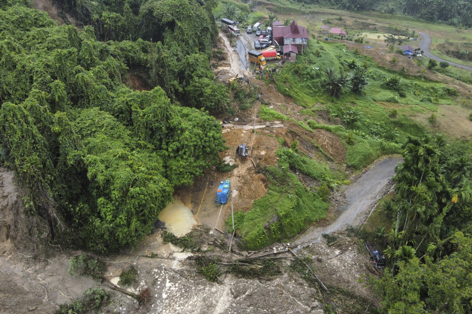 Indonesia at least 18 dead in two landslides, search ongoing for 34(00)