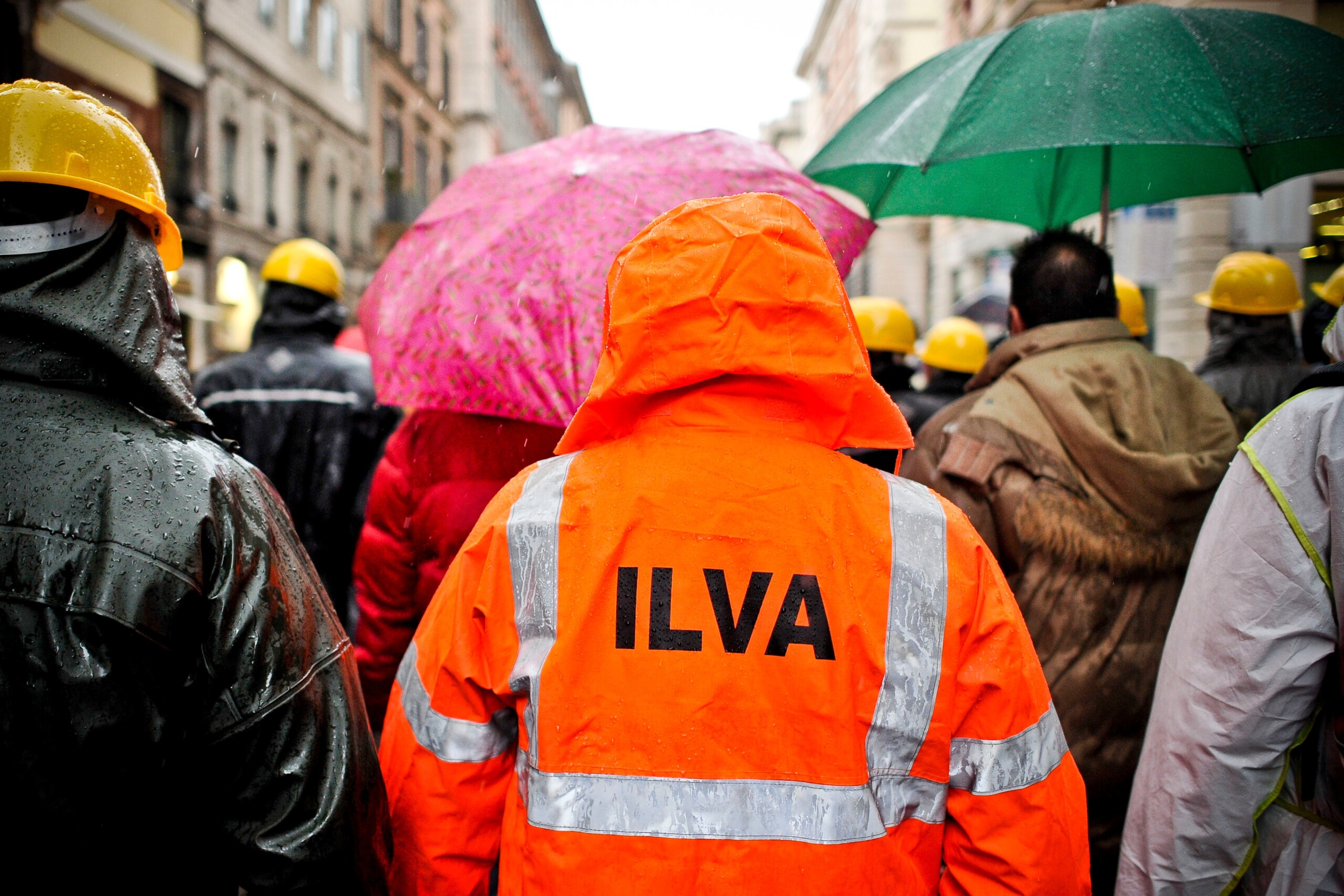 ex ilva workers spend the night in the square genoa the mayor a sacrosanct struggle scaled