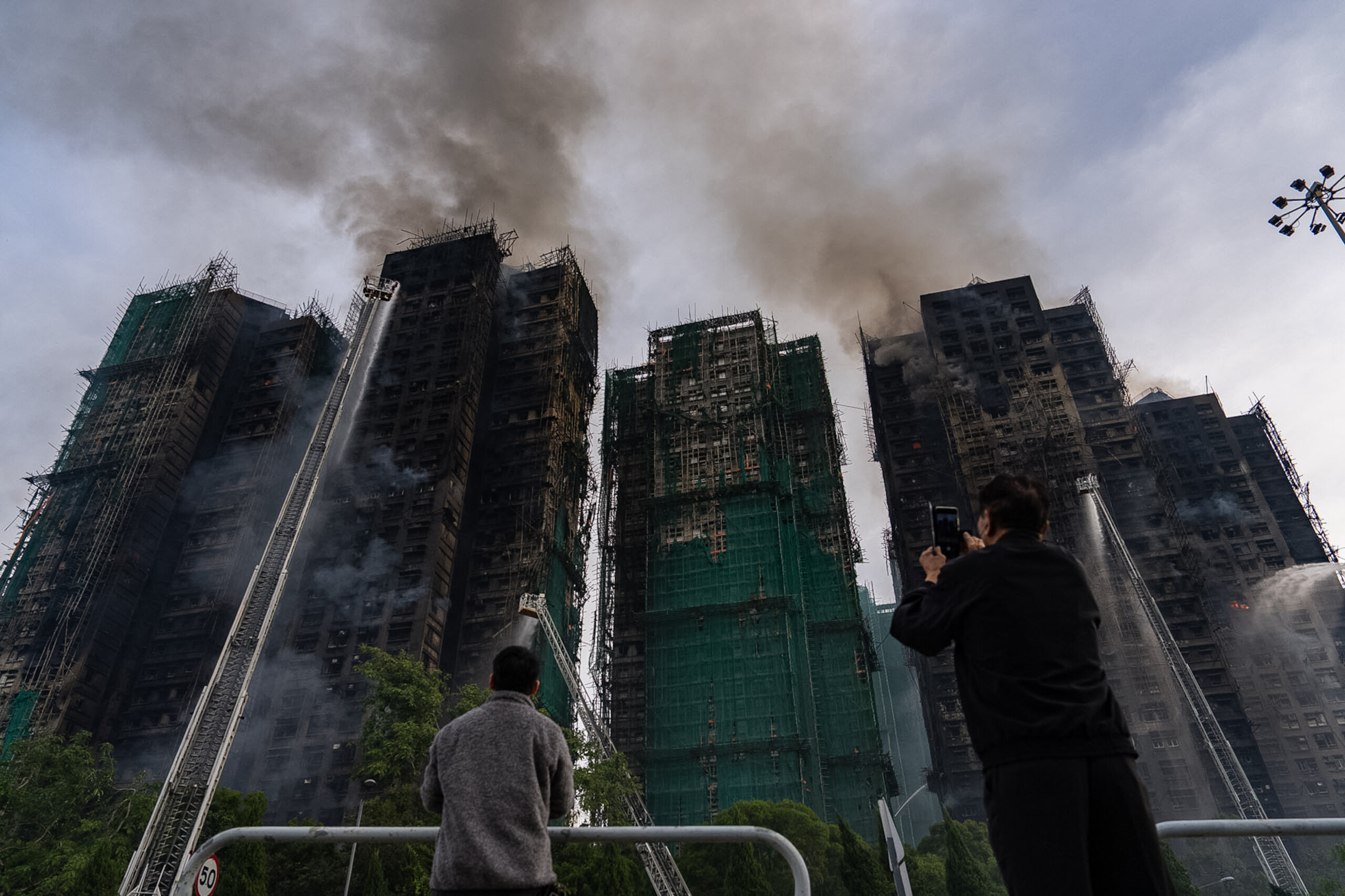 hong kong worst skyscraper fire in the citys history scaled