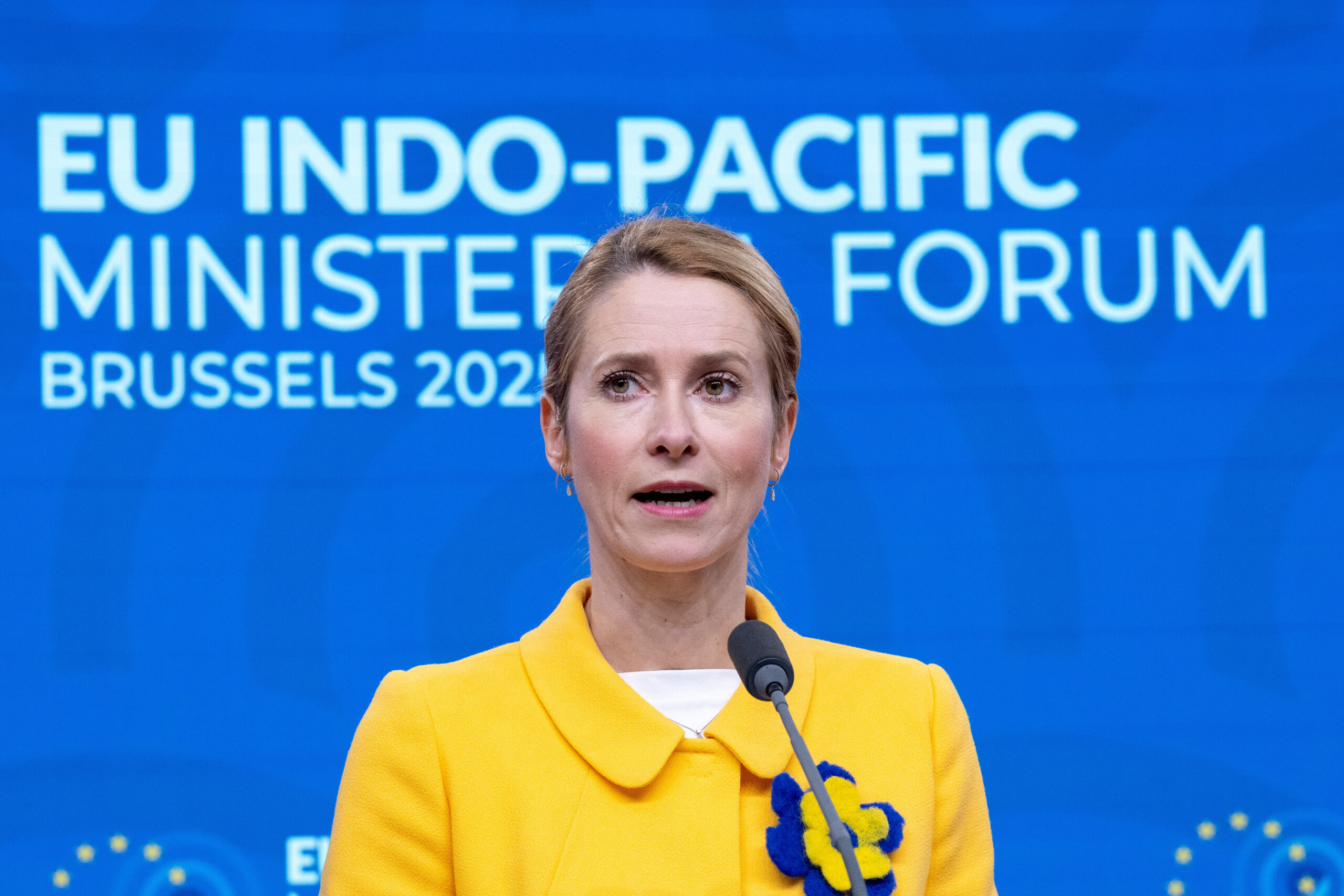 ukraine 2 eu proposals for loan to kiev from eu budget or russian assets scaled