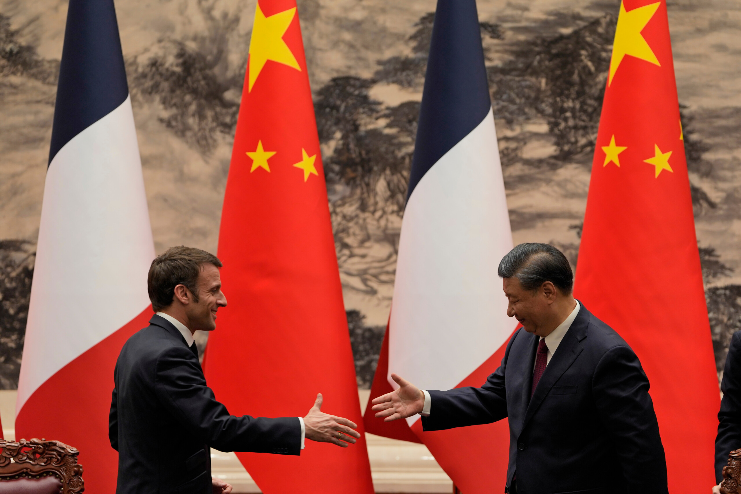 Ukraine, Macron meets Xi in Beijing: pressure for ceasefire 1 ukraine macron meets xi in beijing pressure for ceasefire scaled