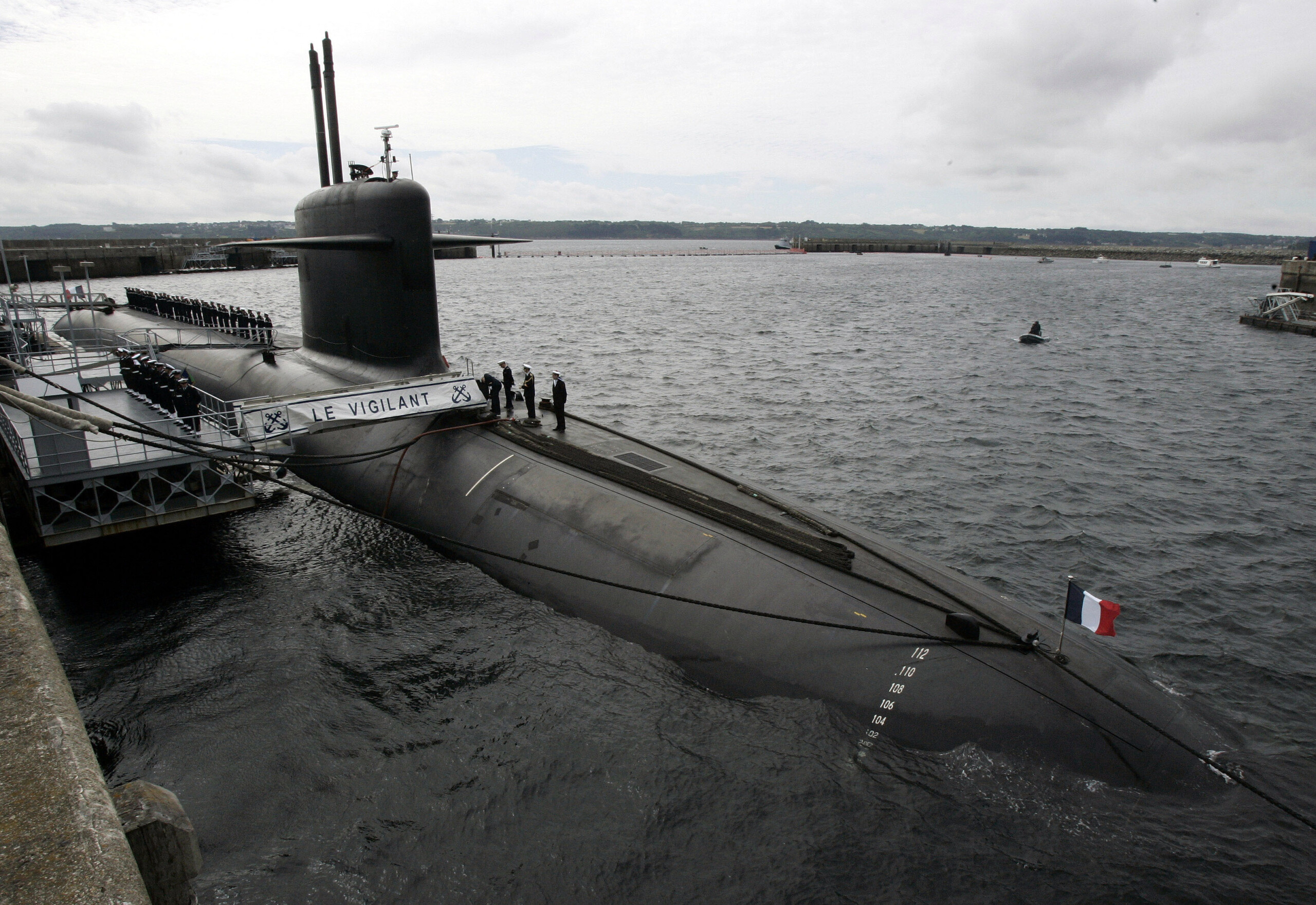 France, media: “Drones fly over submarine naval base, artillery responds” 1 france media drones fly over submarine naval base artillery responds scaled