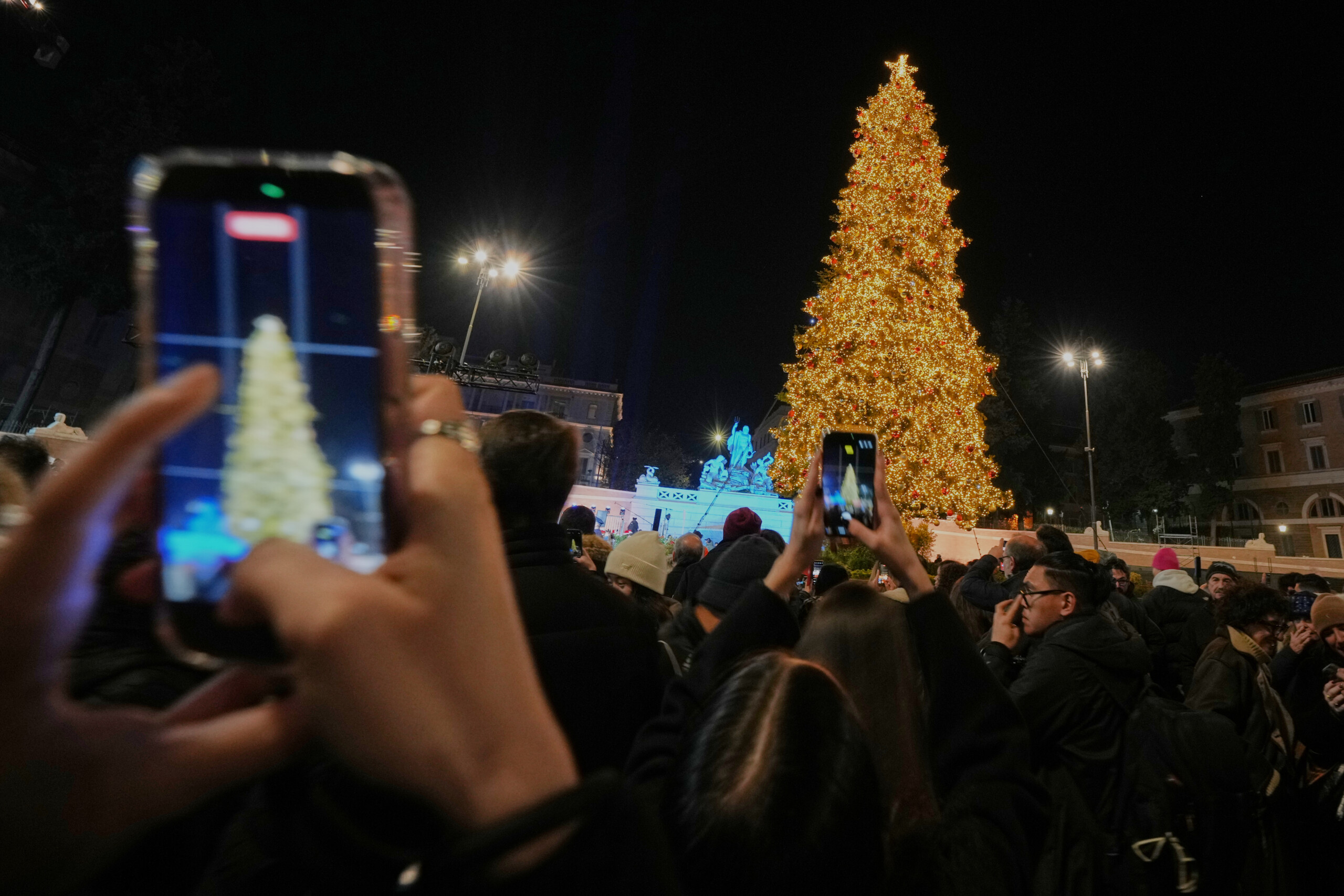 Rome: Christmas tree lit up in Piazza del Popolo, Gualtieri kicks off the festivities 1 rome christmas tree lit up in piazza del popolo gualtieri kicks off the festivities scaled