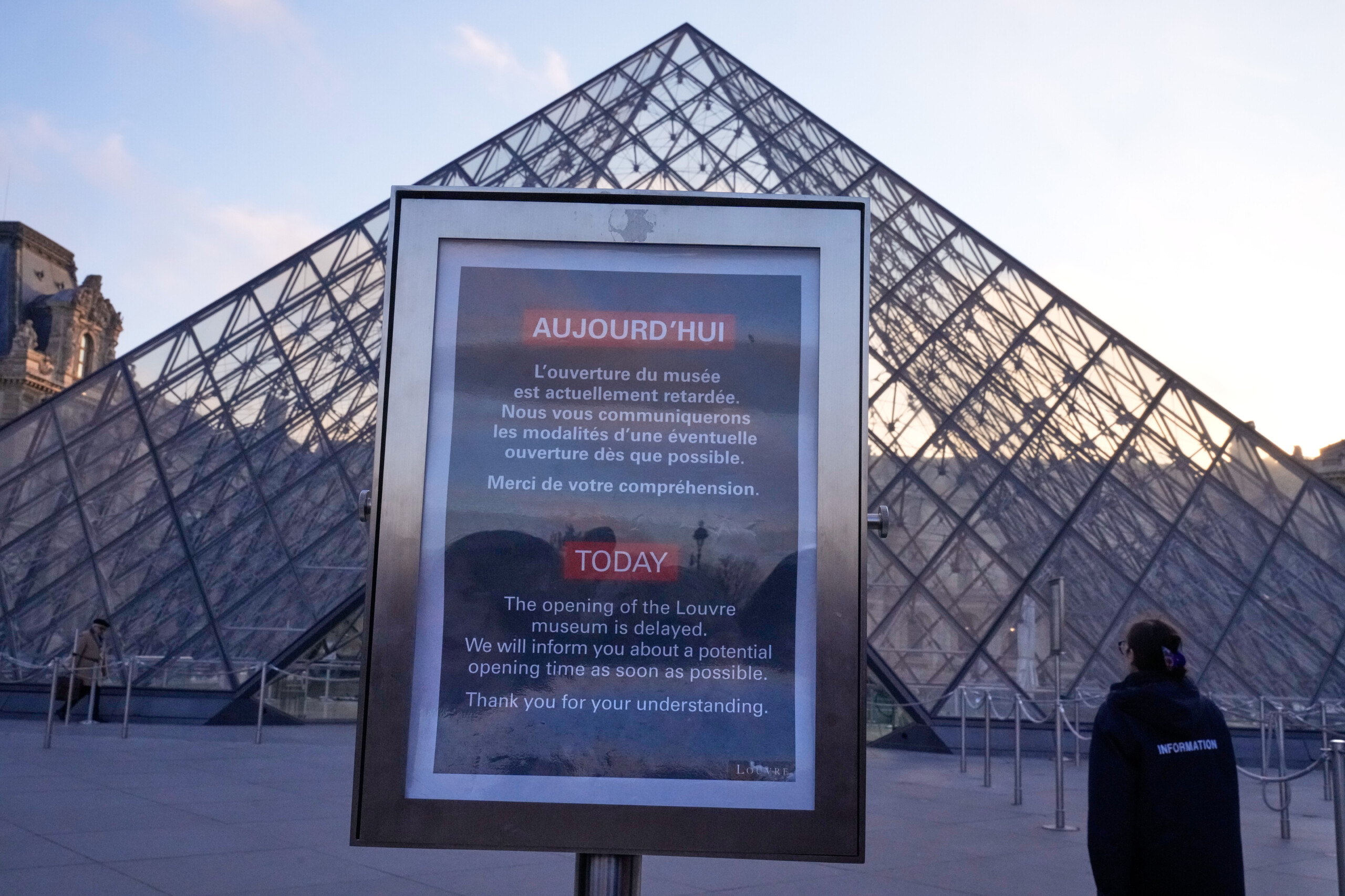 france louvre employees agree to extend strike museum remains closed scaled