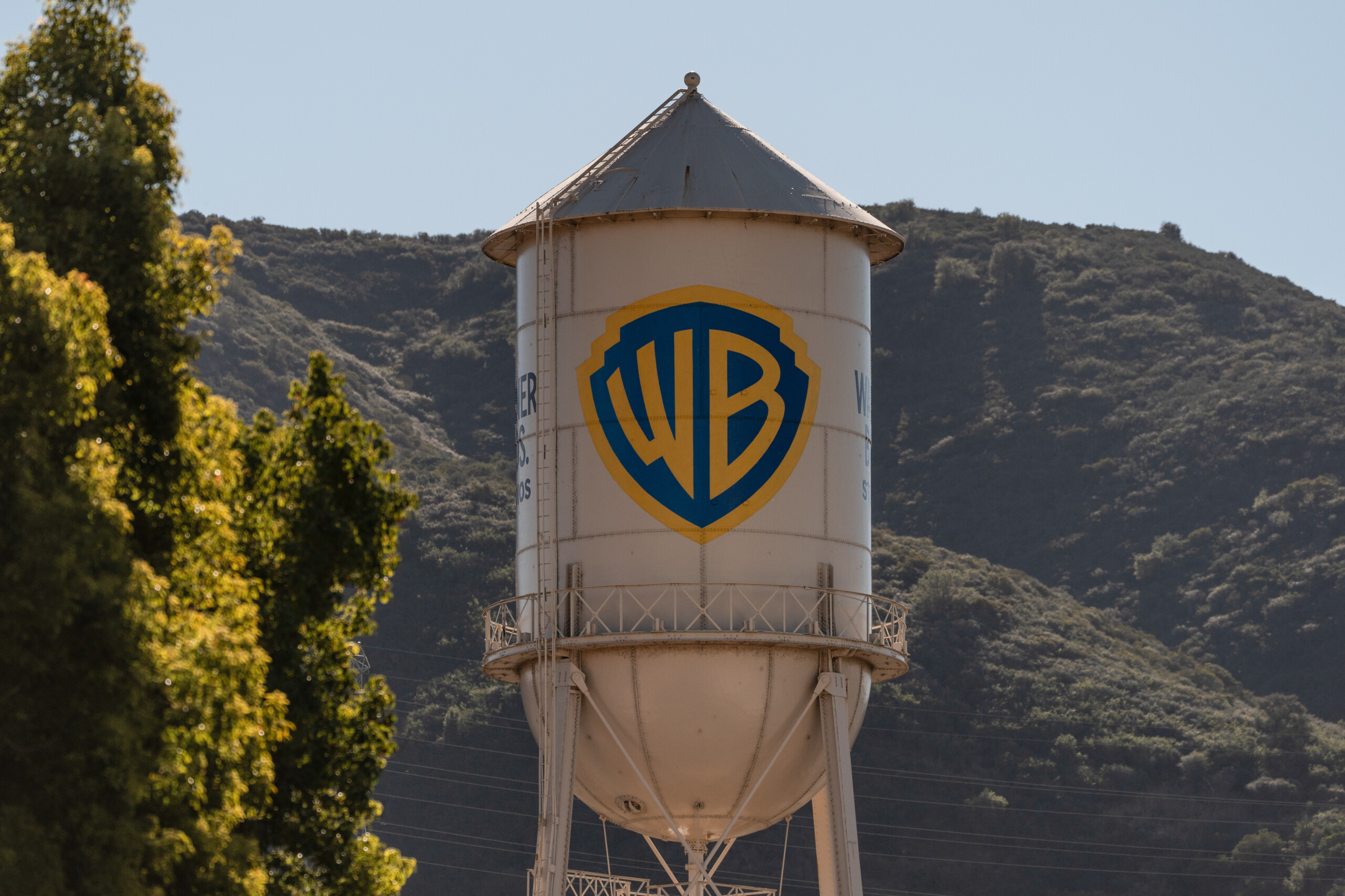 Warner Bros to its shareholders: ‘Reject Paramount's offer, it is less advantageous’ 1 warner bros to its shareholders reject paramounts offer it is less advantageous scaled