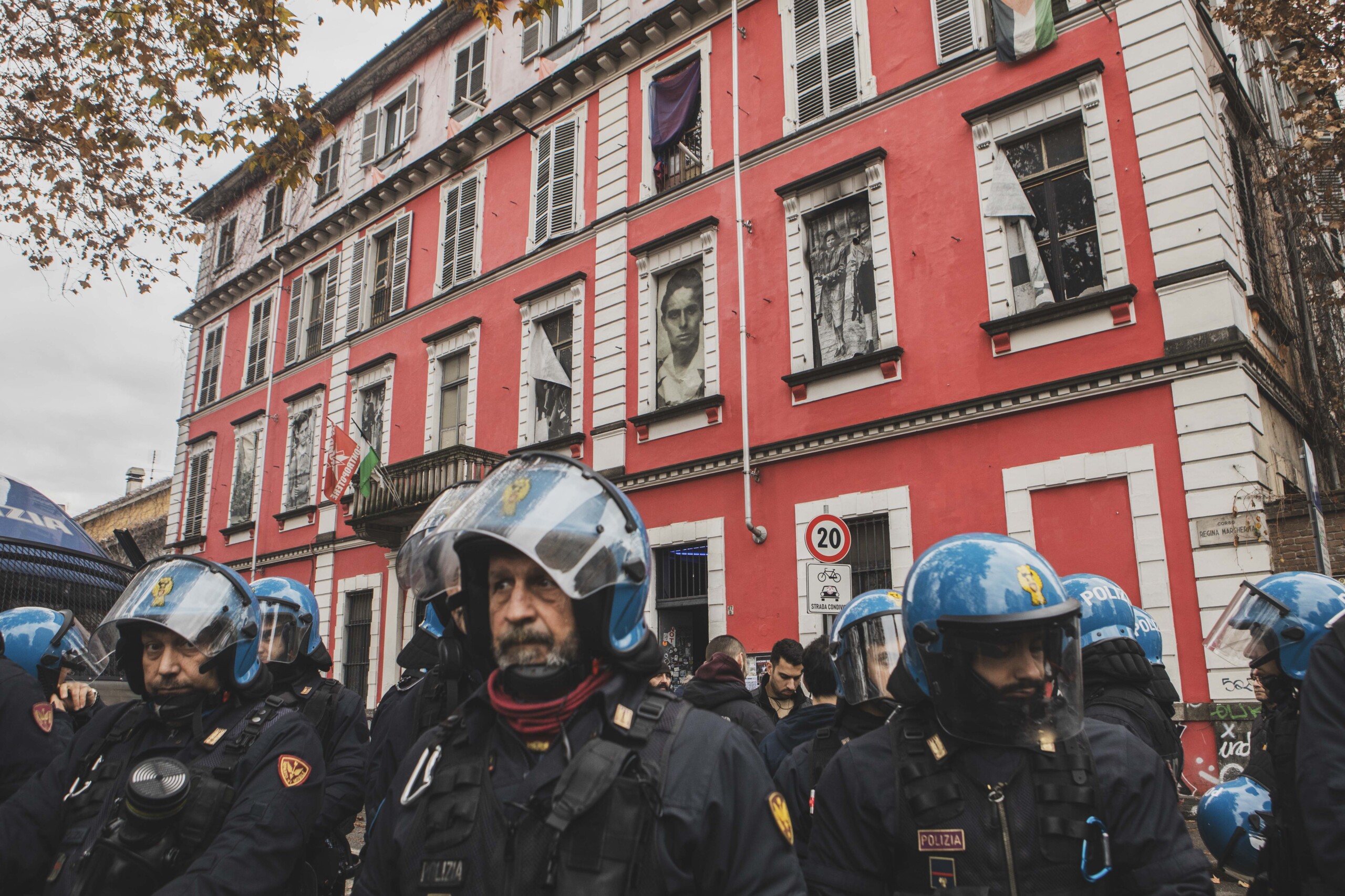 Turin, searches at Askatasuna and 8 activists: computers and smoke bombs seized 1 turin searches at askatasuna and 8 activists computers and smoke bombs seized scaled