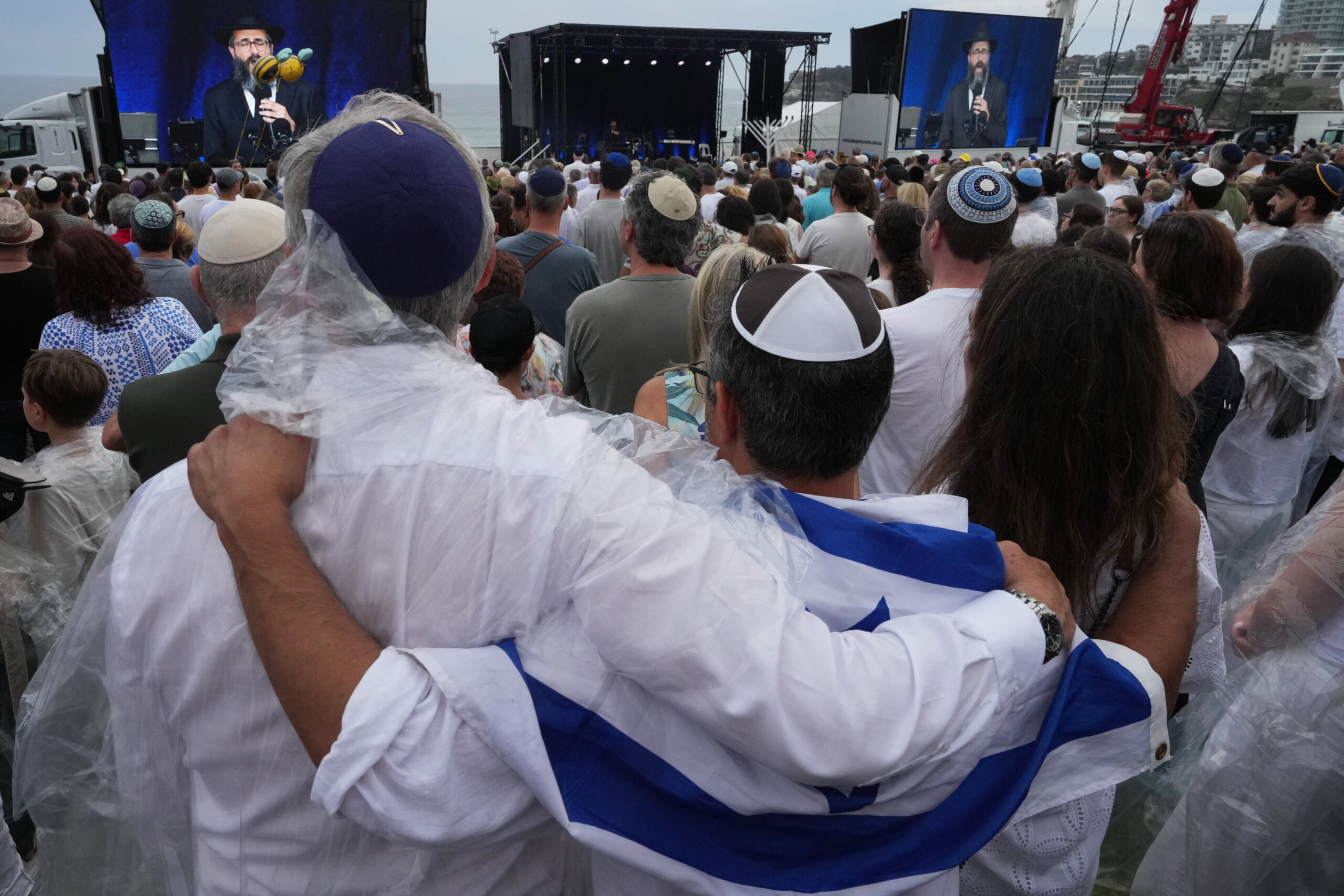 australia over 10000 people gather at bondi beach in sydney to commemorate the massacre scaled