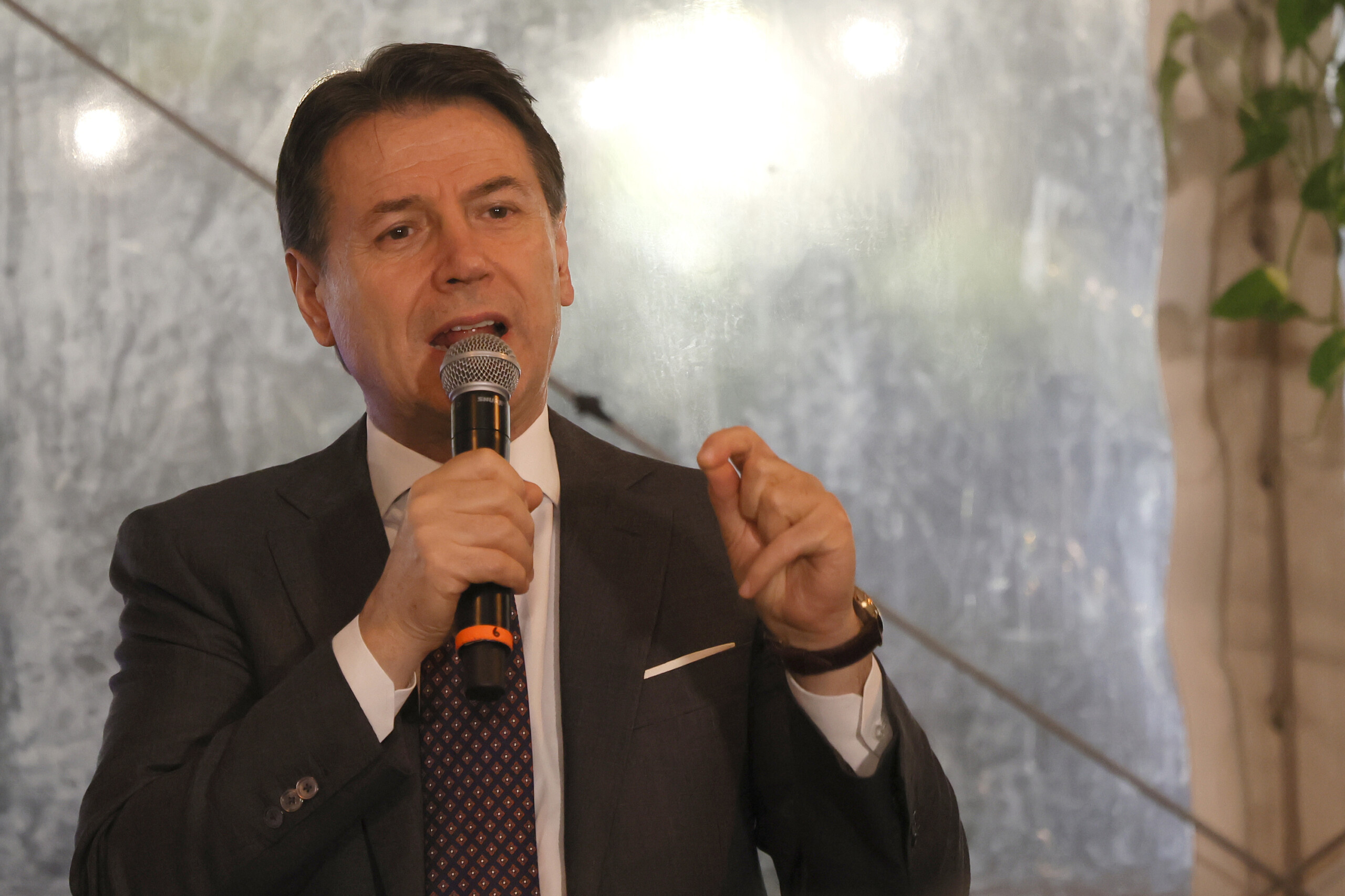 budget conte miserable and unfair sad theatre of the government scaled