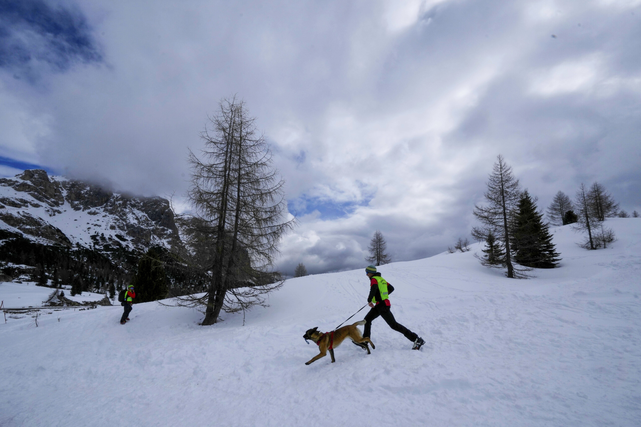 avalanche in val di susa alarm raised by ski instructor scaled