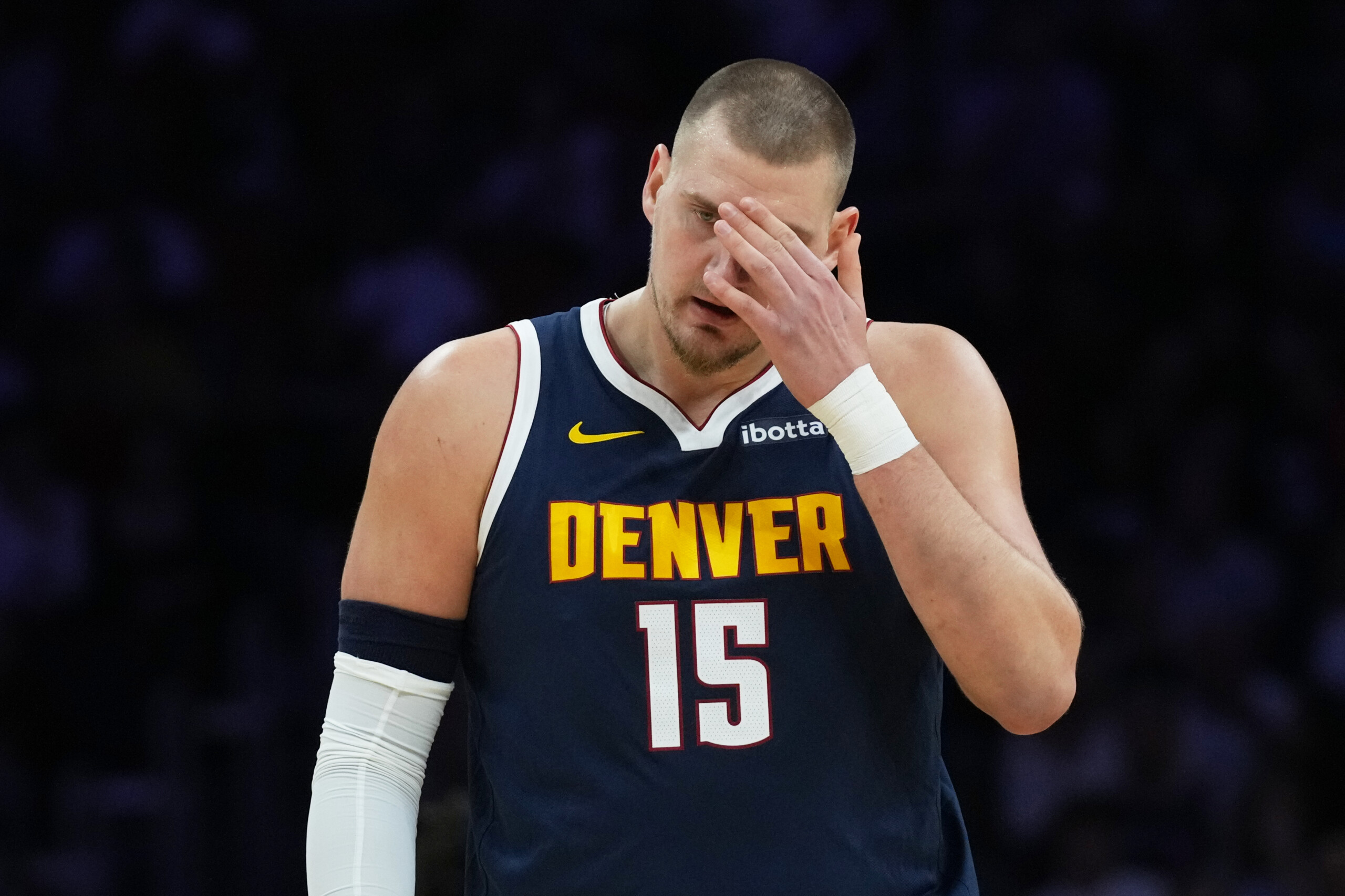 nba jokic suffers hyperextension of left knee only one month out of action scaled