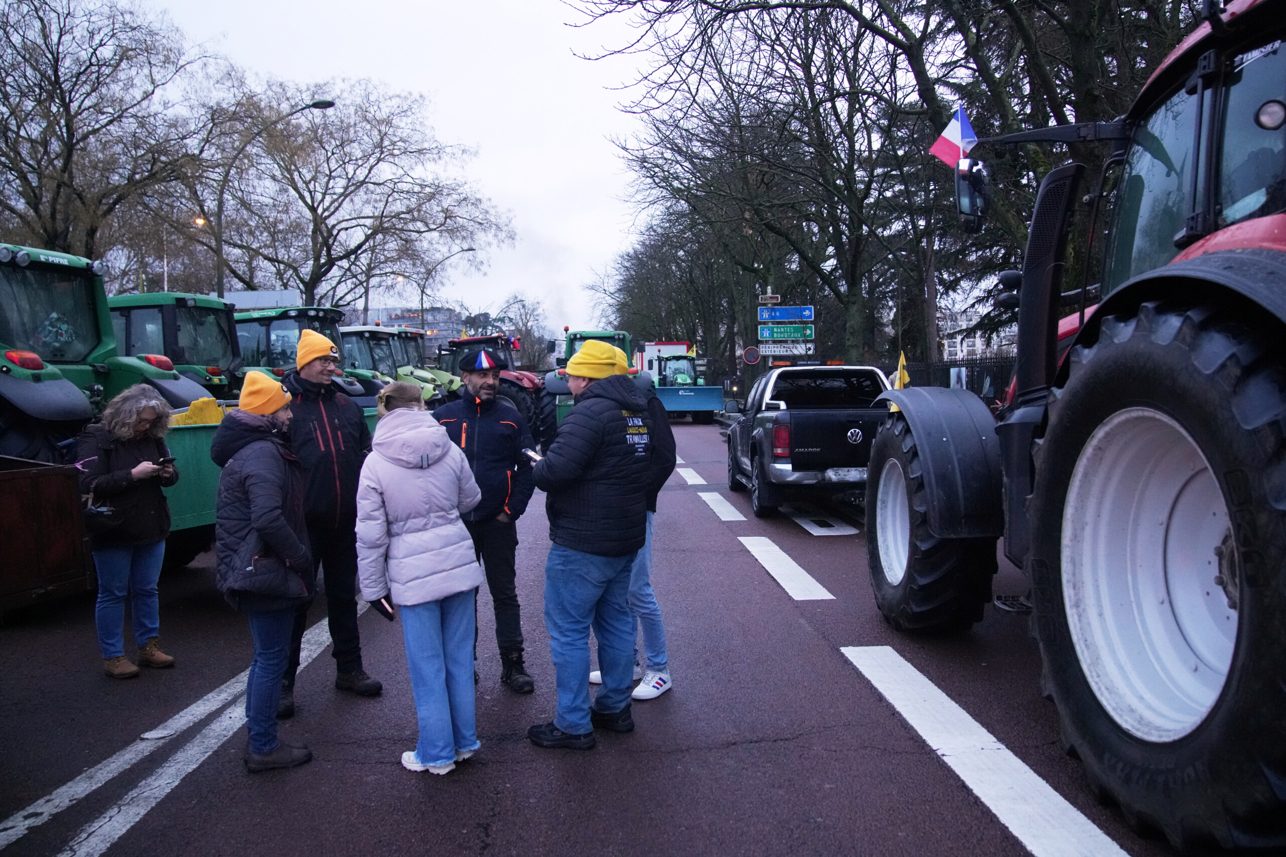 france protest against mercosur 350 tractors enter paris scaled