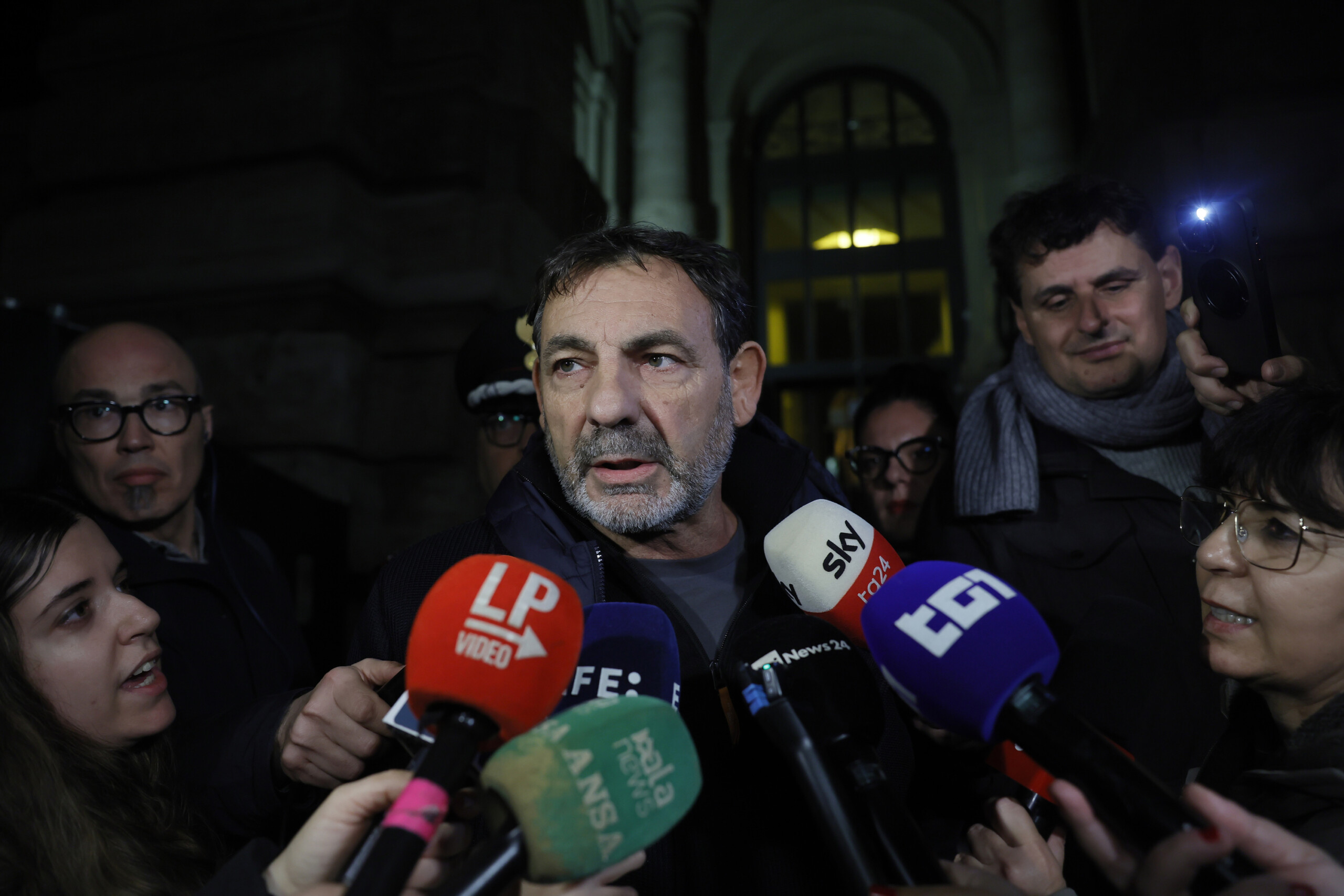 migrants sanchez government awards honor to open arms founder scaled