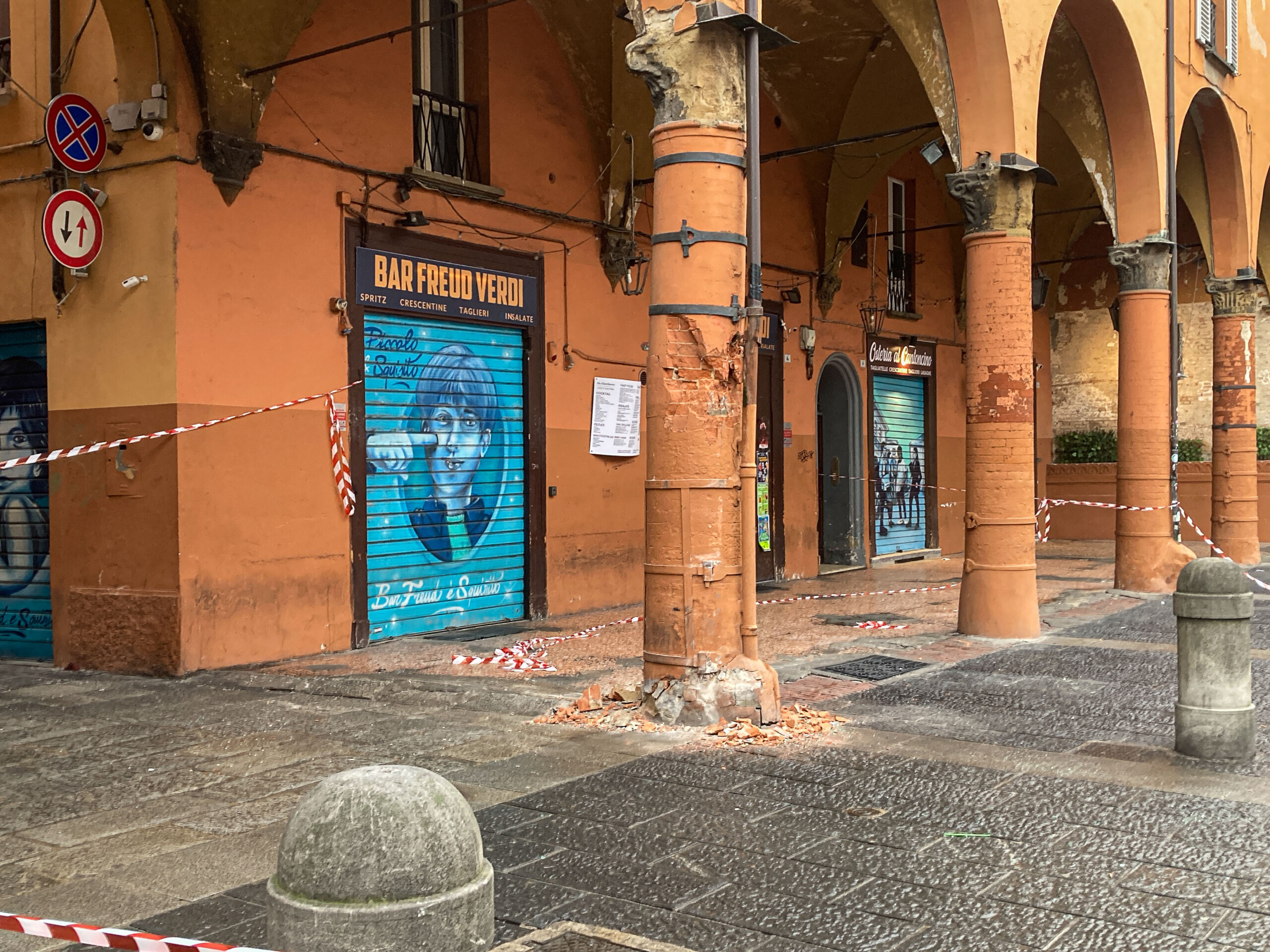 bologna bus crashes into column in piazza verdi no injuries scaled