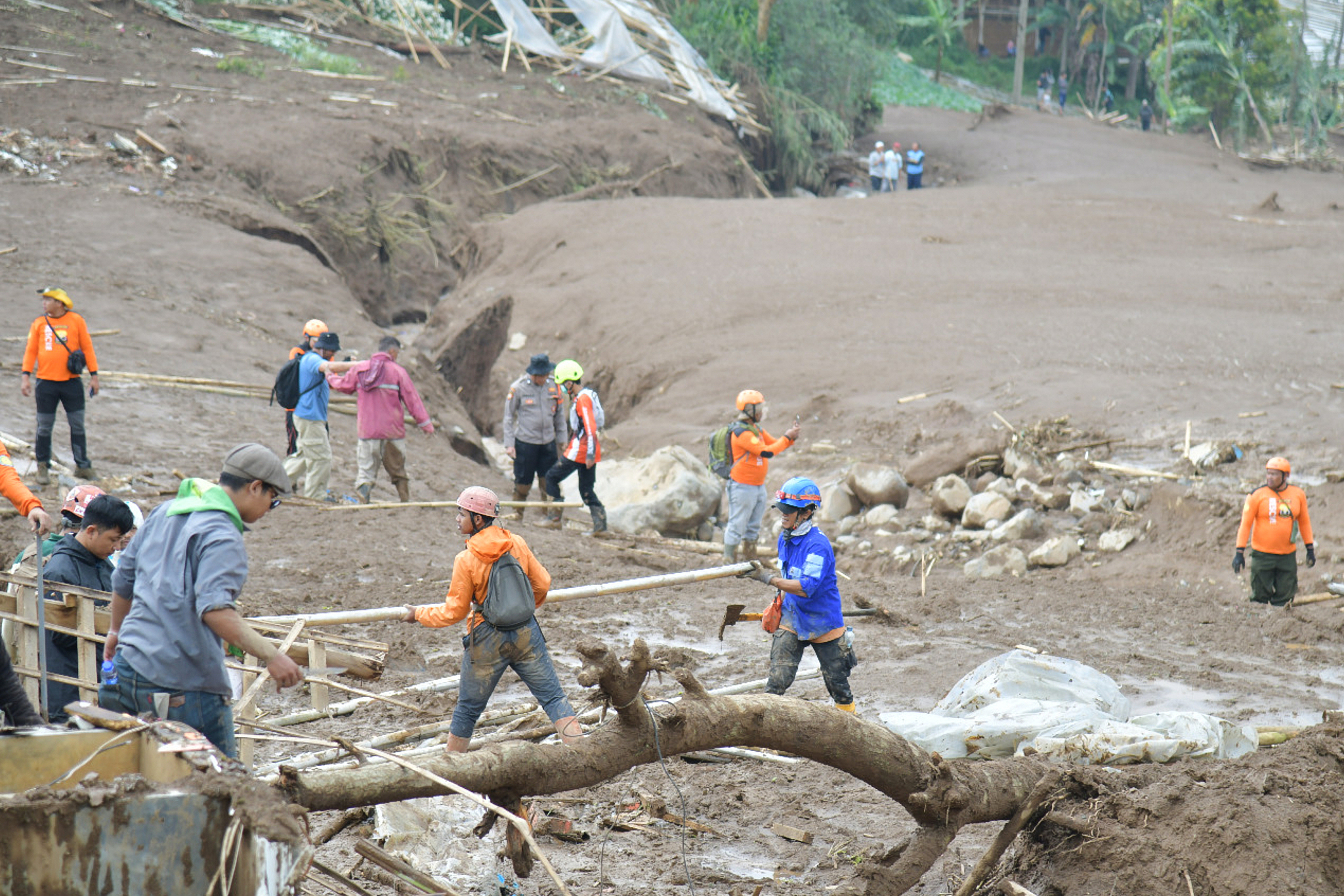 Indonesia, death toll rises in Java landslide: 25 dead and 72 missing 1 indonesia death toll rises in java landslide 25 dead and 72 missing
