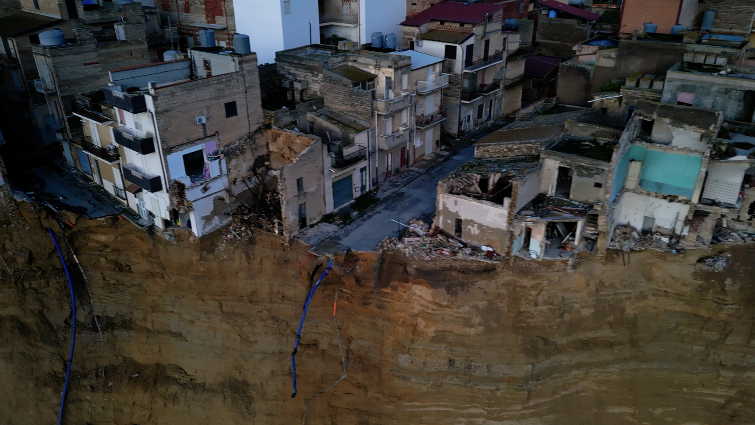 niscemi portion of building teetering on ridge collapses scaled