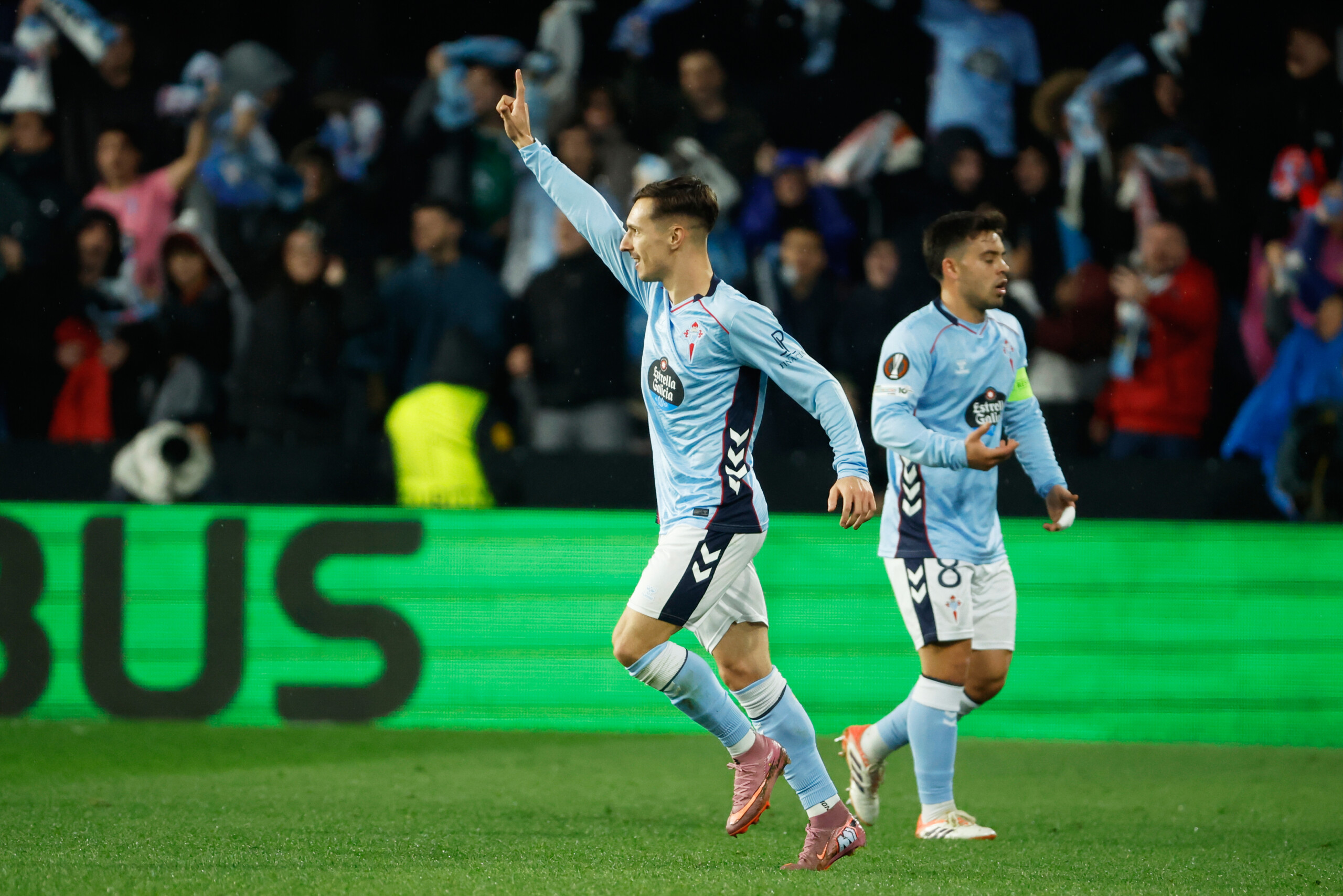 Football: Zaragoza arrives at Fiumicino, then visits and signs with Roma 1 football zaragoza arrives at fiumicino then visits and signs with roma scaled