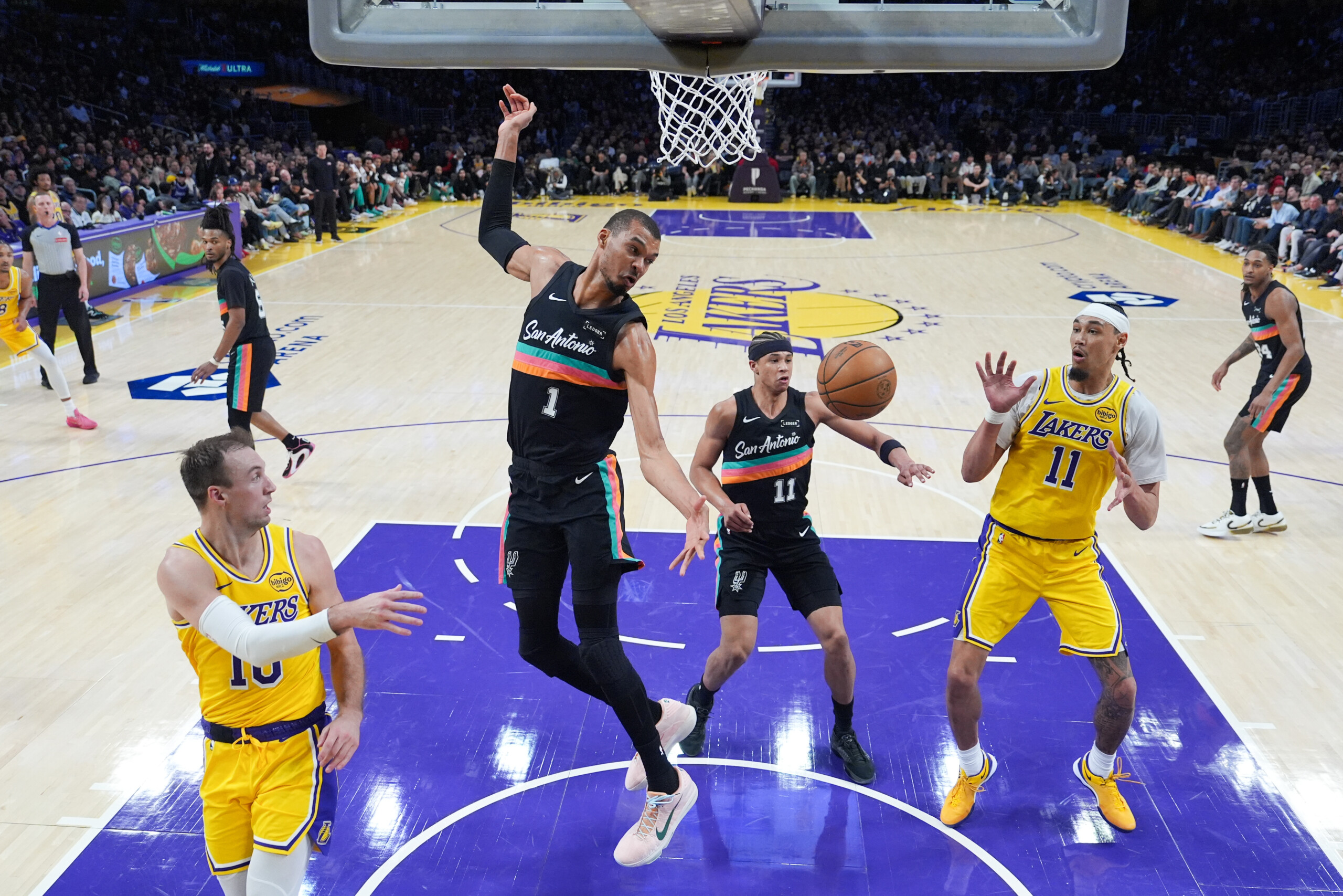 nba lakers defeated by spurs knicks beaten by pacers scaled