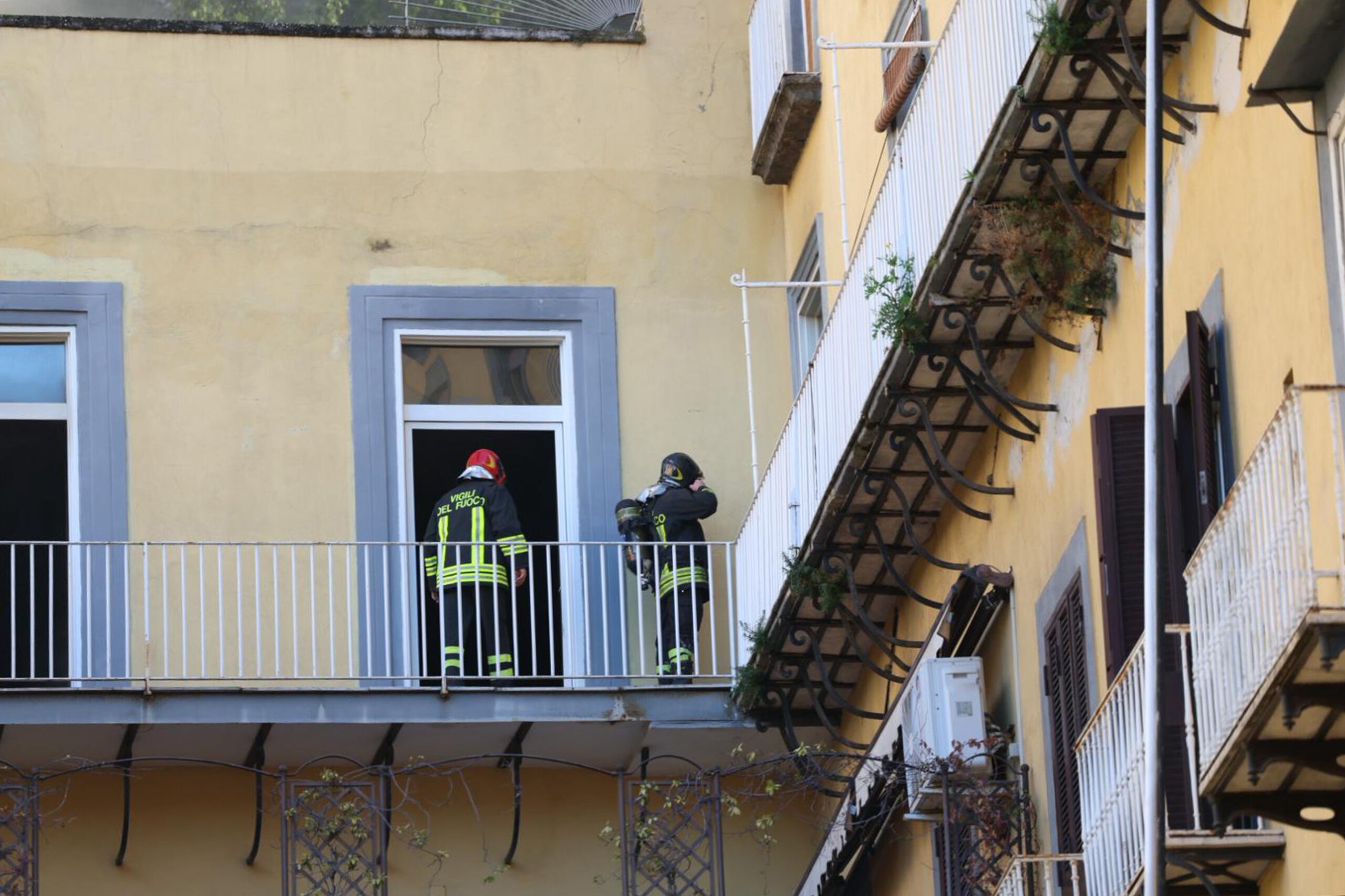 naples fire brigade teatro sannazaro is no more it is all burned down scaled