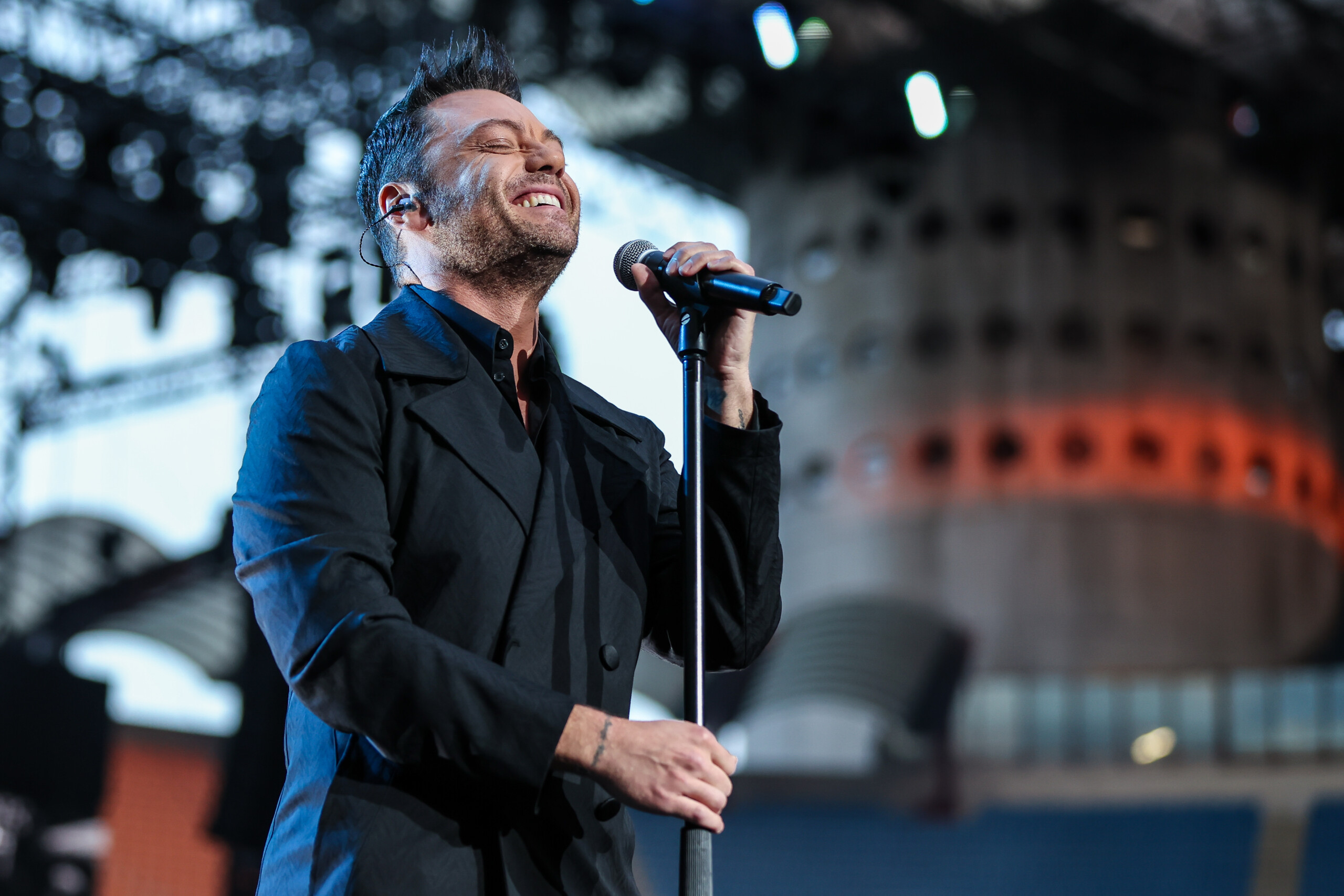 sanremo tiziano ferro at the festival on tuesday for 25 years of xdono scaled