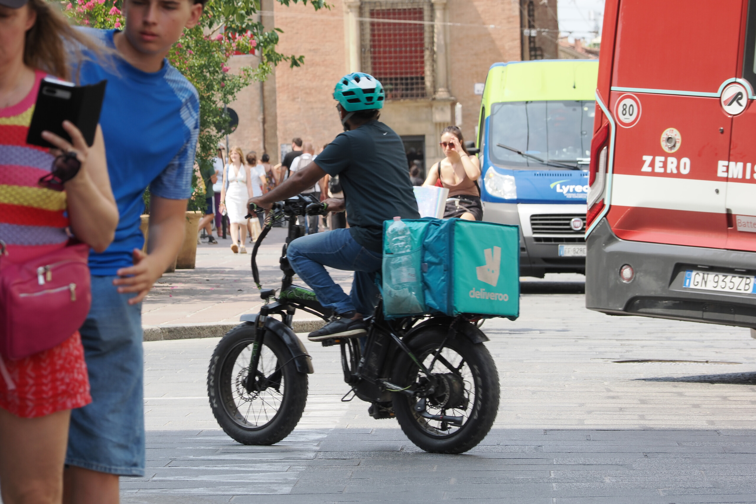 Deliveroo under investigation, 20,000 riders with wages 90% below the poverty line 1 deliveroo under investigation 20000 riders with wages 90 below the poverty line scaled