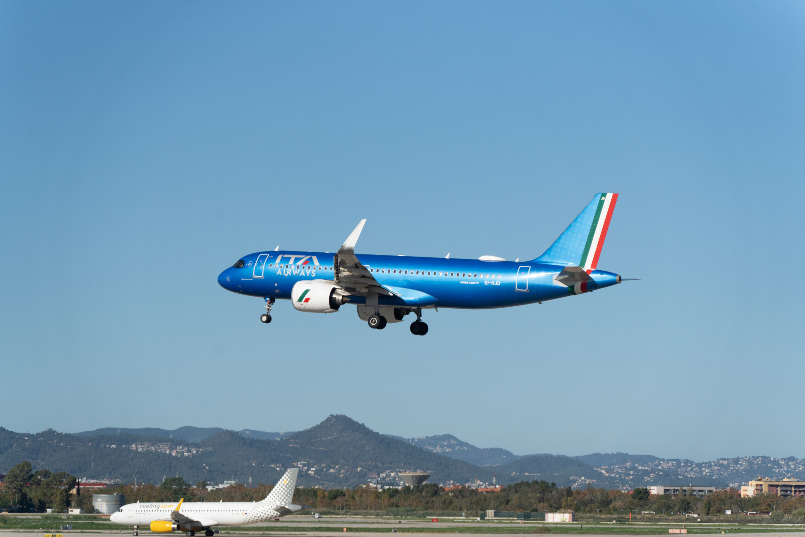 airlines unions around 300 flights cancelled due to ita and easyjet strike scaled