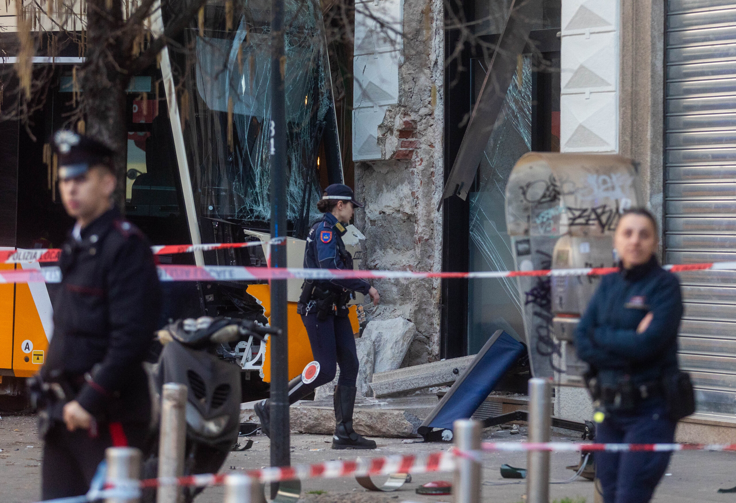 Tram derails in Milan; ATM: ‘Mobile phone use is a very serious offence for everyone’ 1 tram derails in milan atm mobile phone use is a very serious offence for everyone scaled