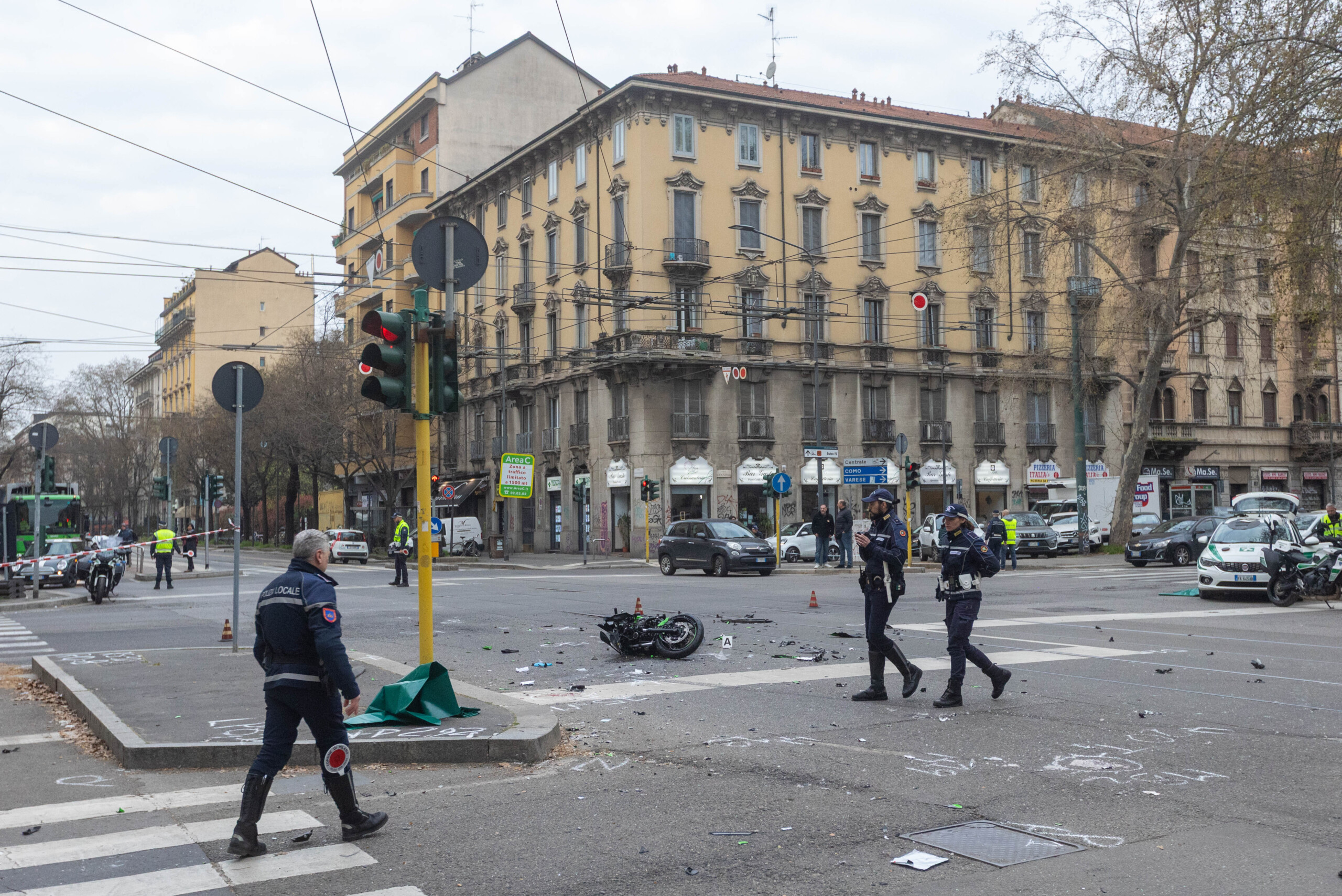 road accidents people in their 20s killed in milan motorcycle ran a red light scaled