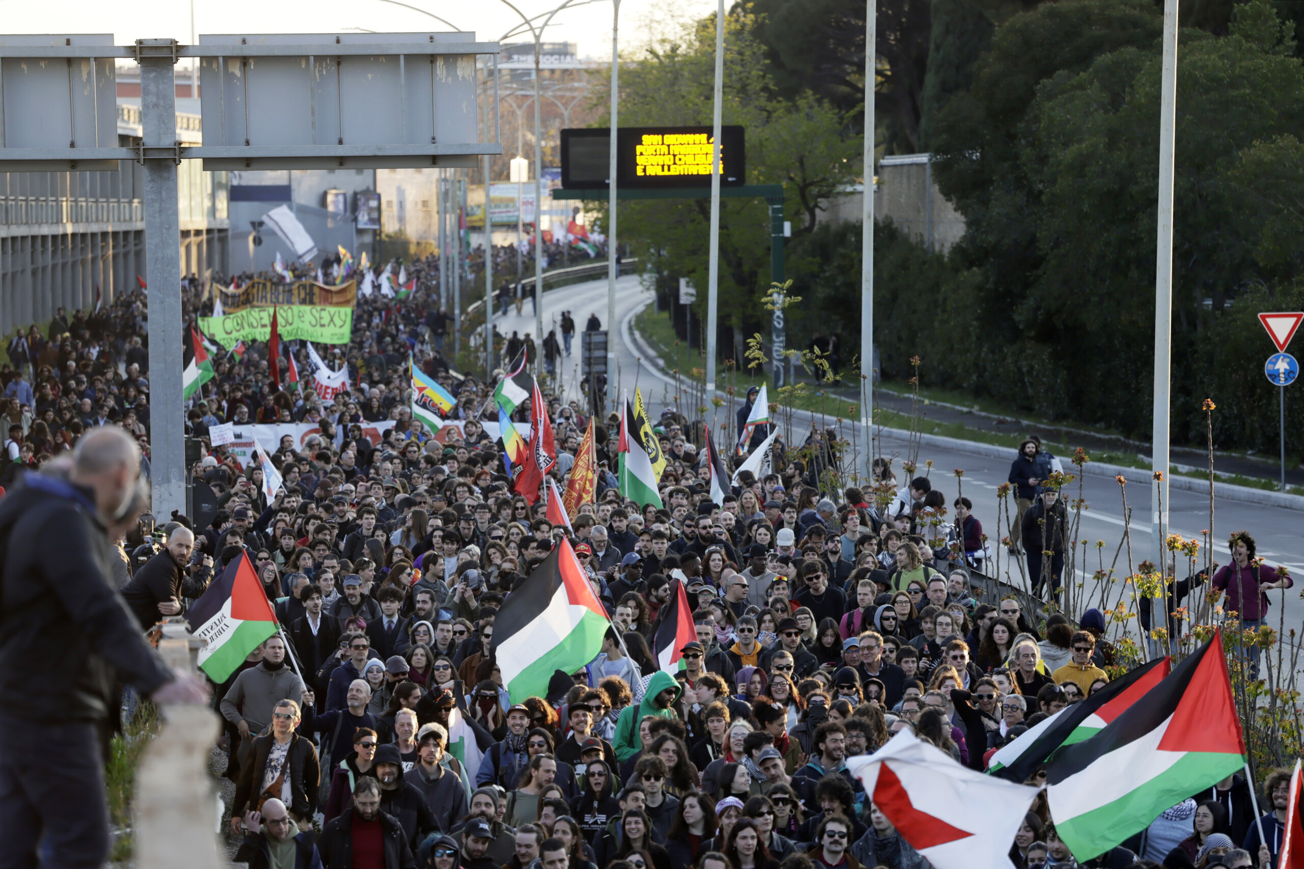 rome around 25000 people at no kings march scaled
