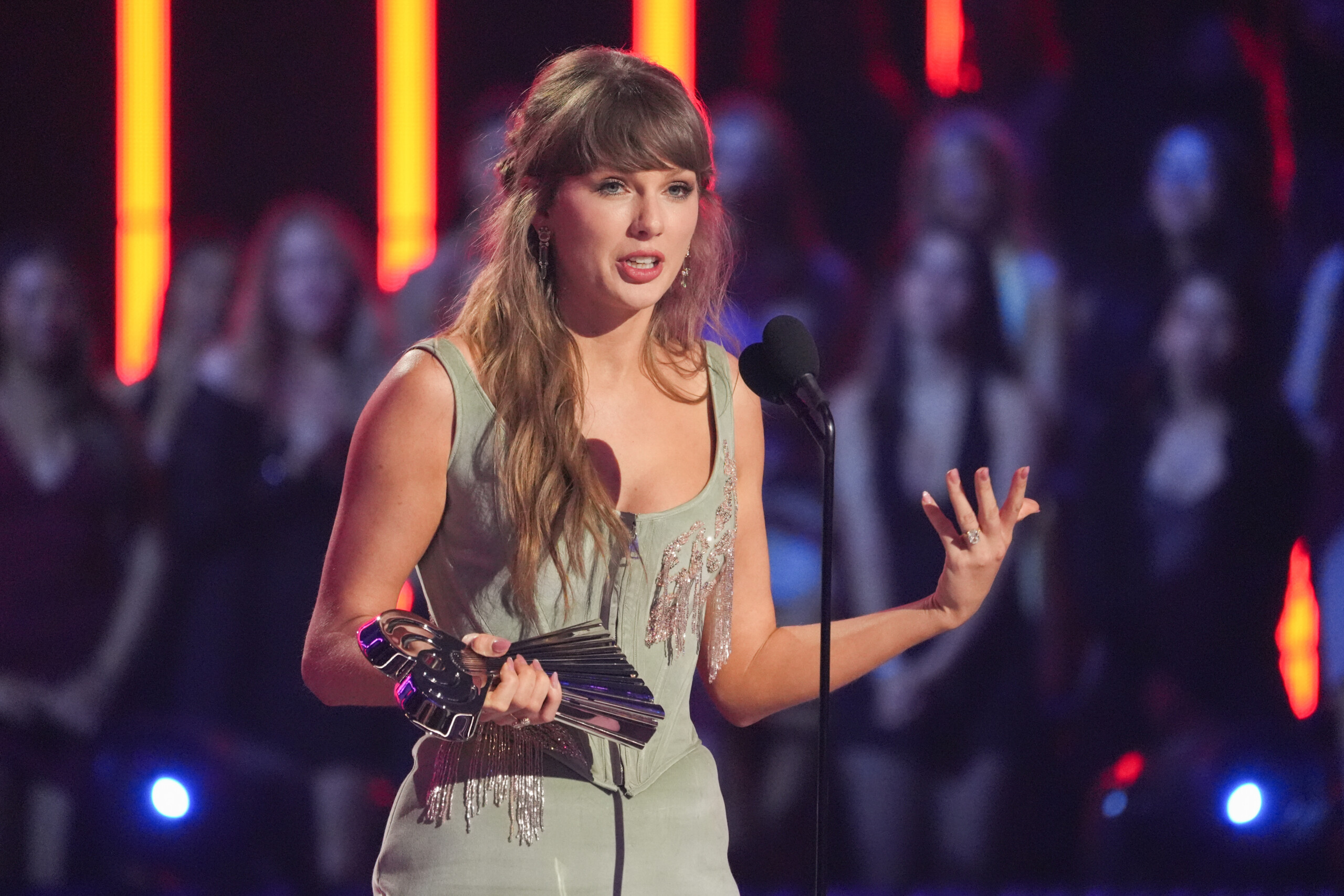 taylor swift surprise here is the video clip of elizabeth taylor scaled