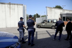 genoa 20 year old stabbed following an argument over the theft of a gold necklace