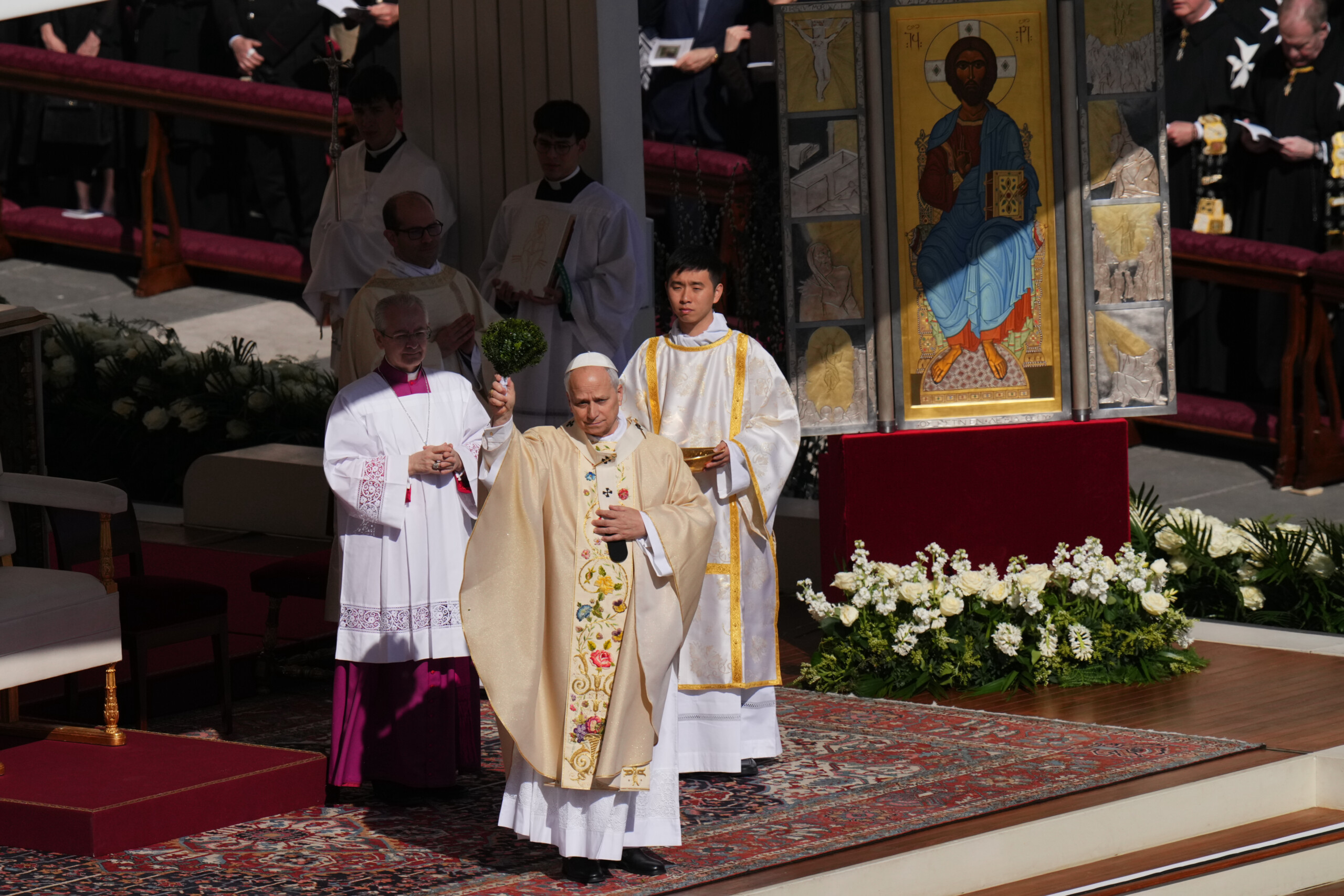 Easter, Pope: ‘Death lies in wait through wars and oppression, but it is not the destiny of life’ 1 easter pope death lies in wait through wars and oppression but it is not the destiny of life scaled