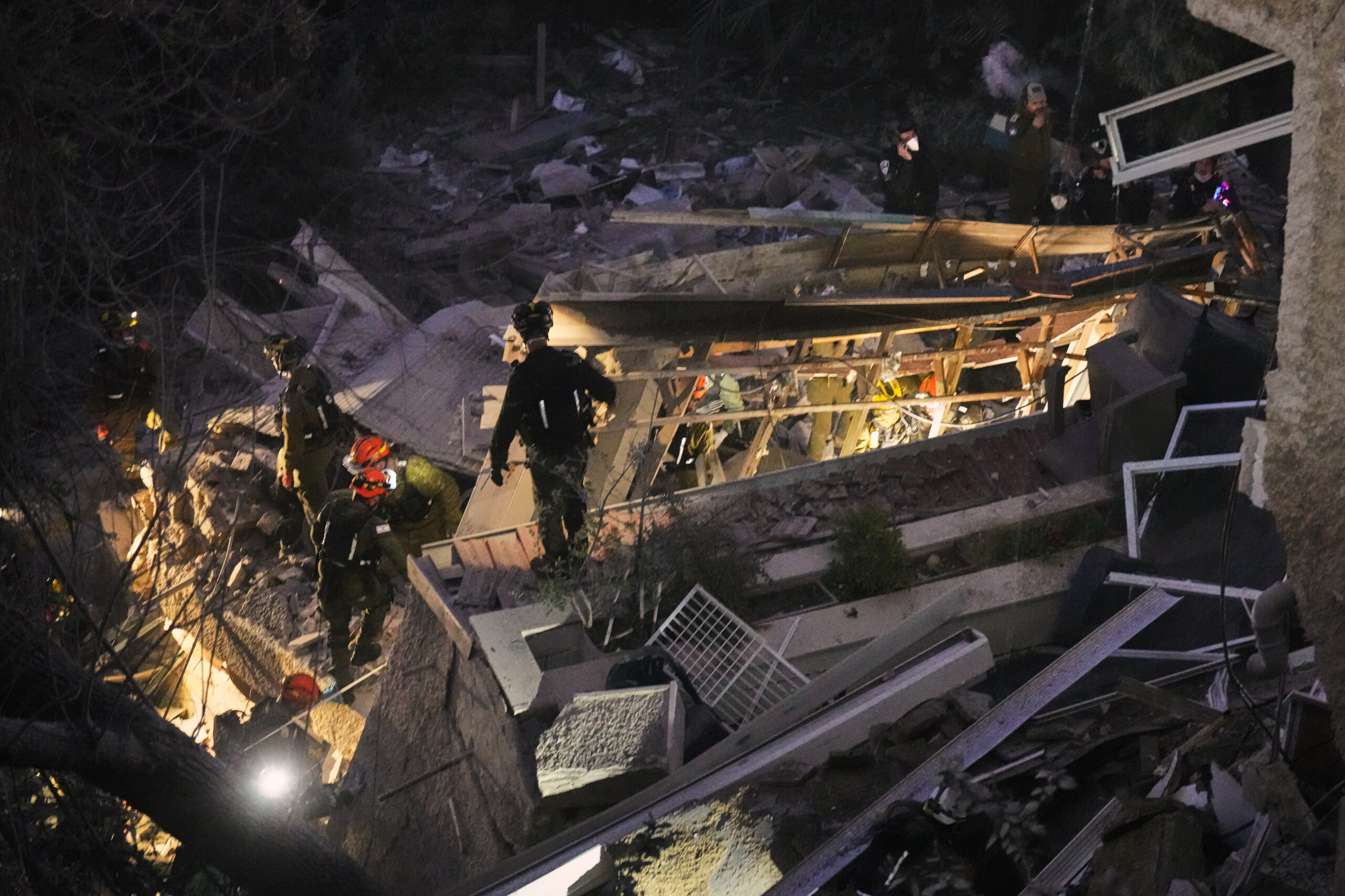 Israel, building hit by Iranian missile in Haifa: 2 dead 1 israel building hit by iranian missile in haifa 2 dead scaled